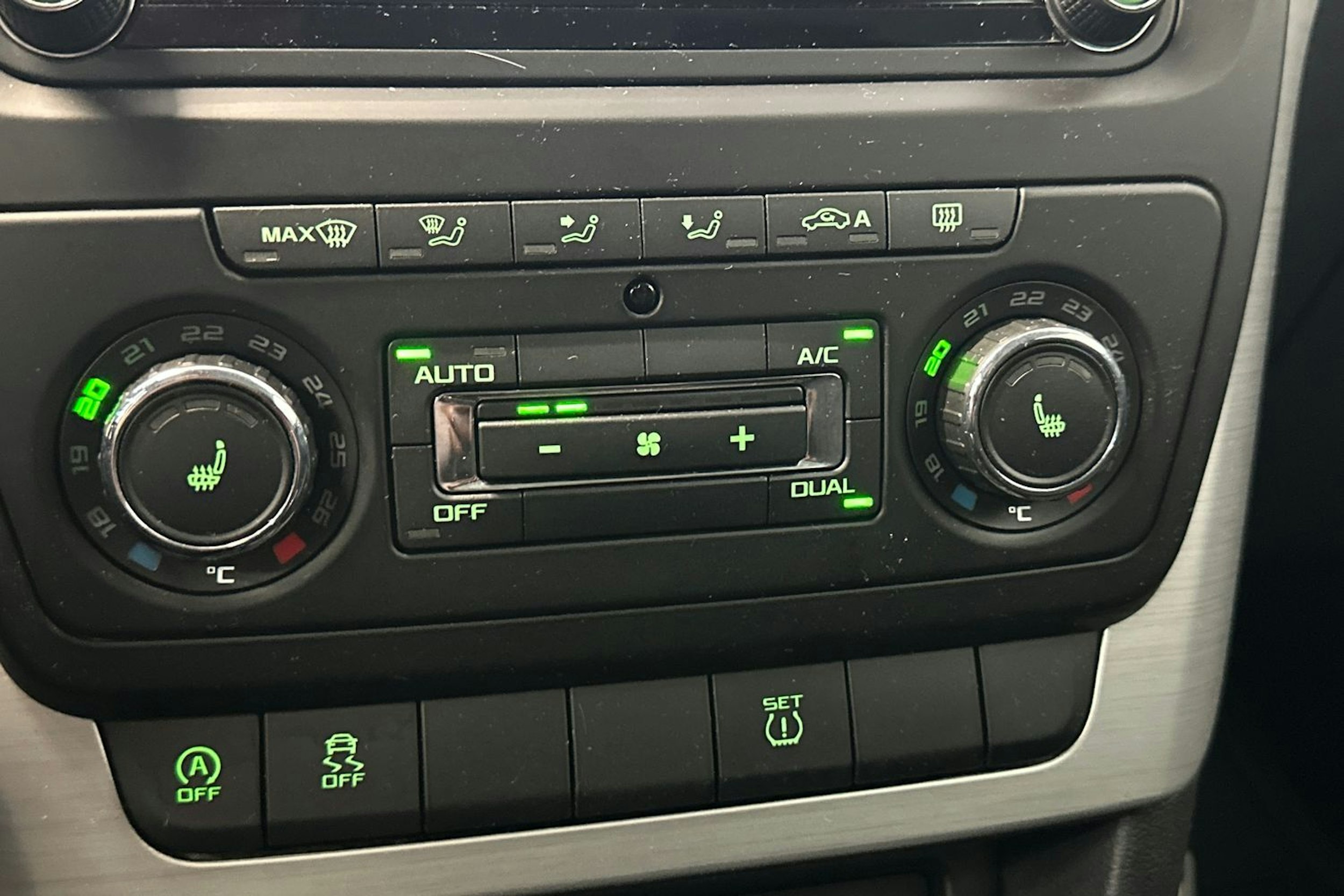 harmaa Skoda Yeti 2016 kuva 27.