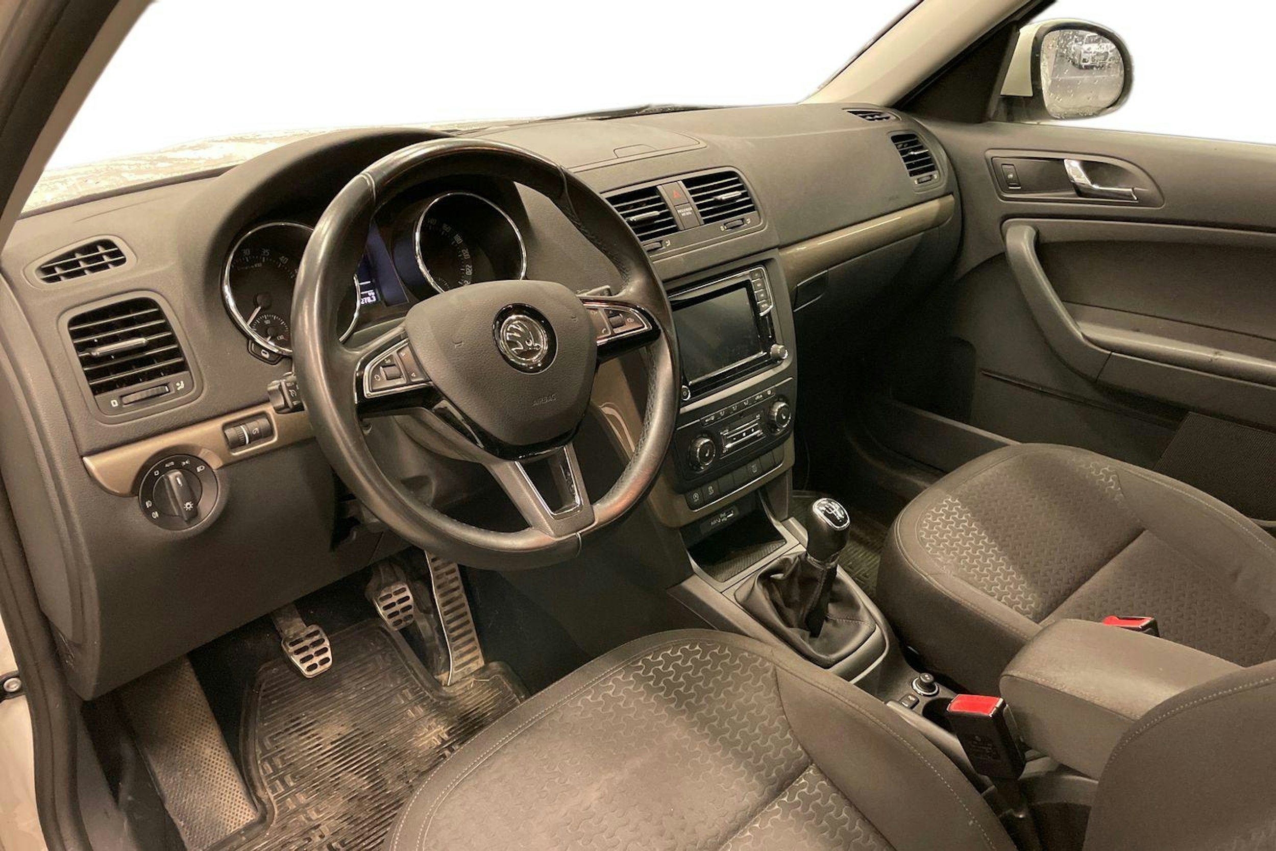 Valkoinen Skoda Yeti 2016 kuva 3.
