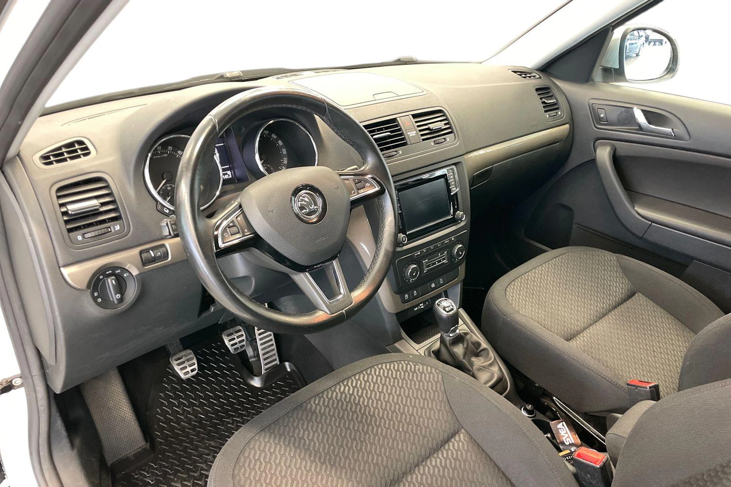 valkoinen Skoda Yeti 2016 kuva 9.