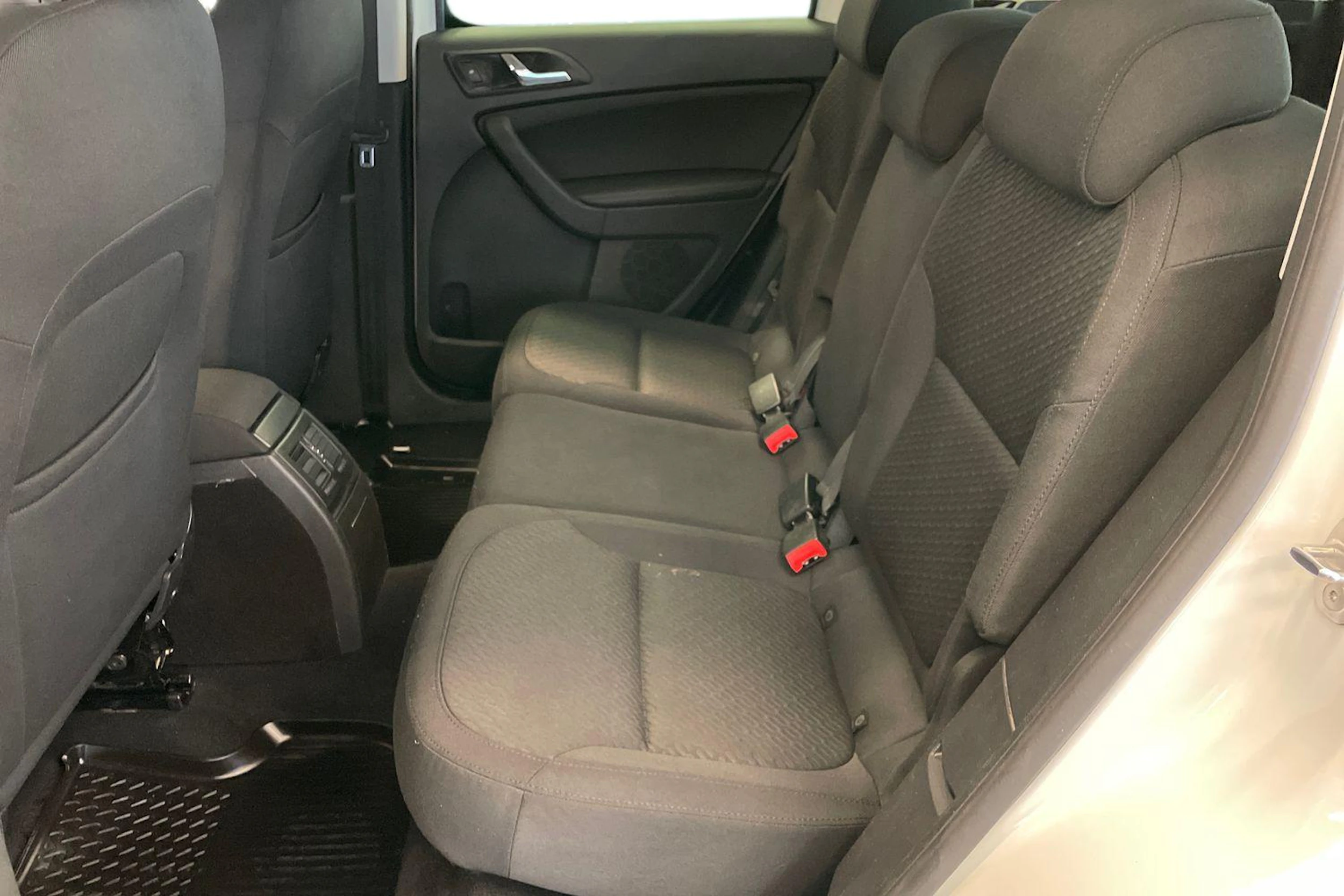 valkoinen Skoda Yeti 2016 kuva 11.
