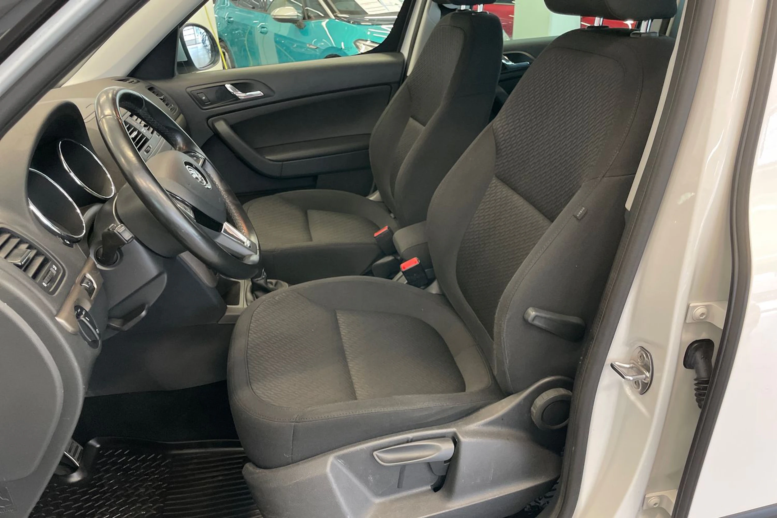 valkoinen Skoda Yeti 2016 kuva 16.