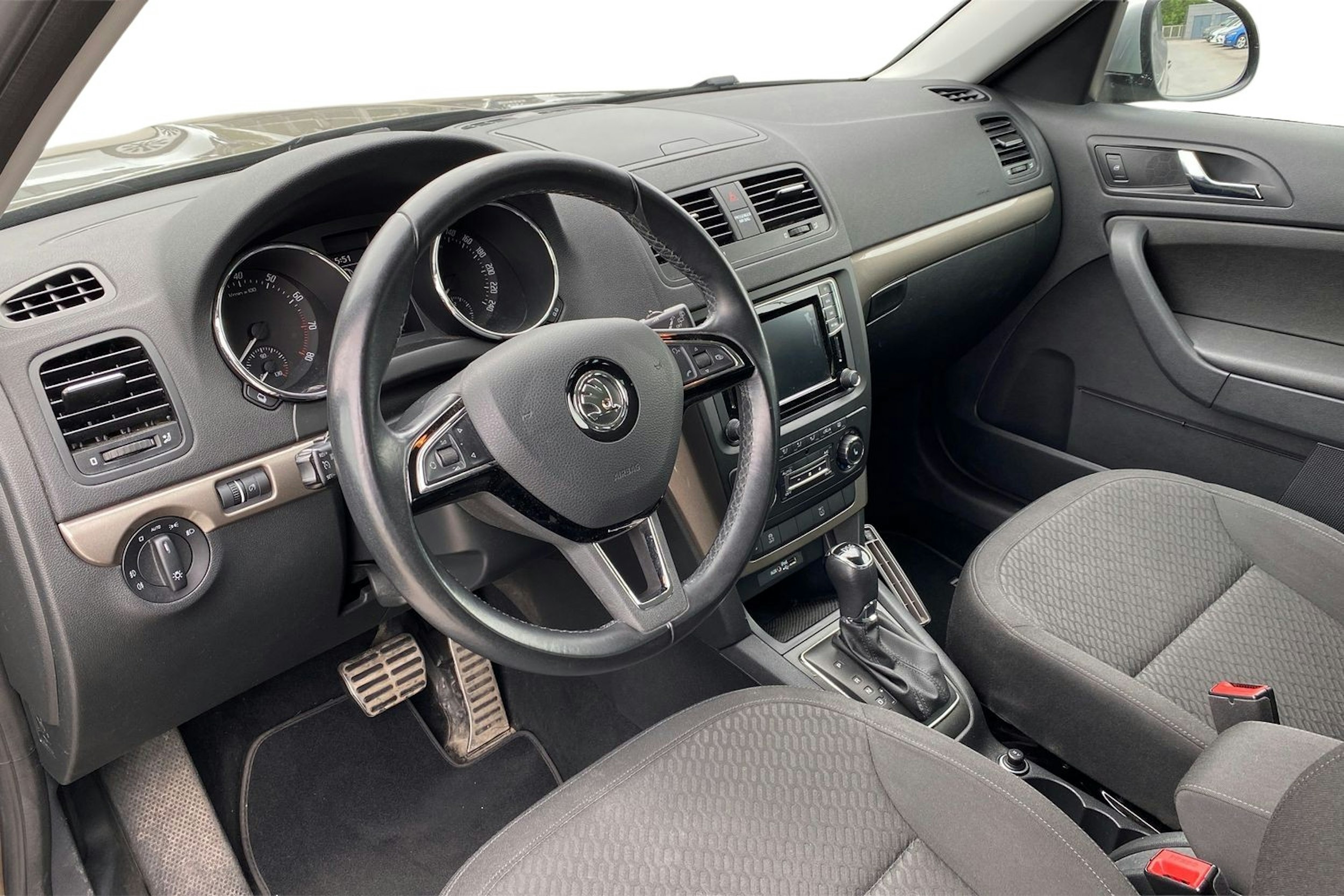 ruskea (beige) Skoda Yeti 2017 kuva 3.