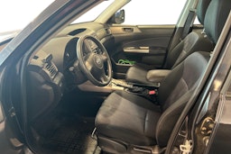 Harmaa Subaru Forester 2010 kuva 3.
