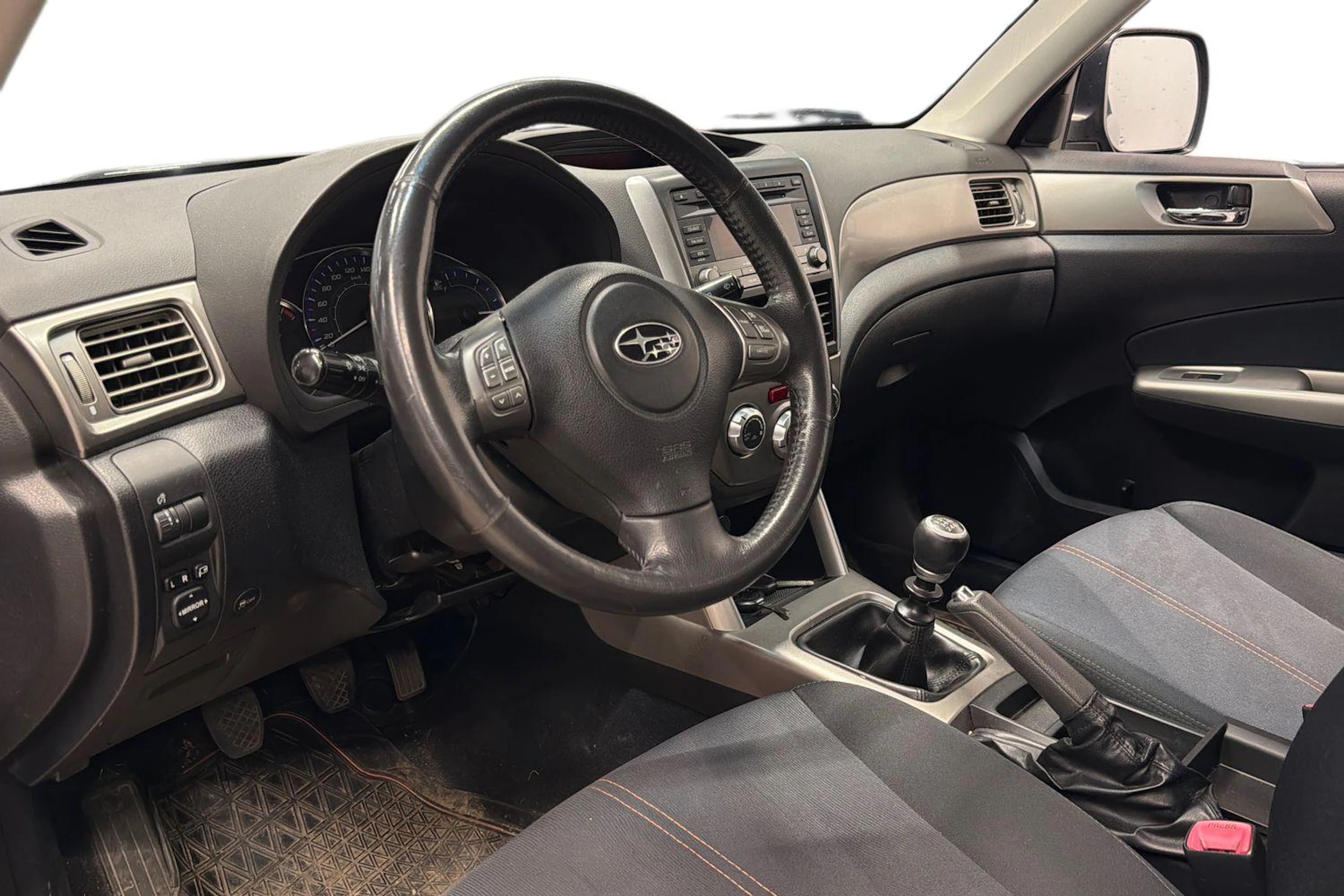 Musta Subaru Forester 2010 kuva 6.