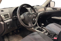 Musta Subaru Forester 2010 kuva 6.