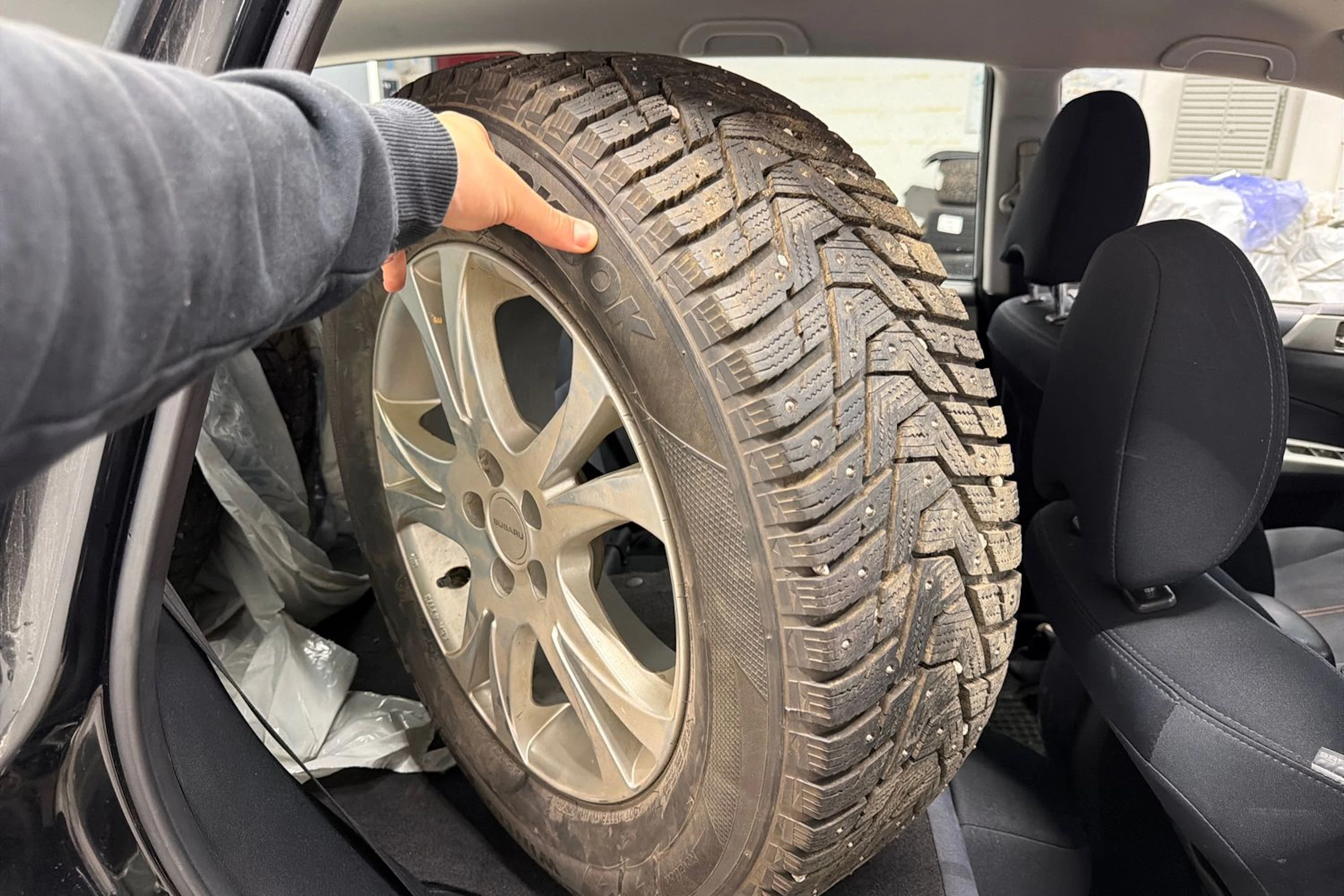 Musta Subaru Forester 2010 kuva 11.