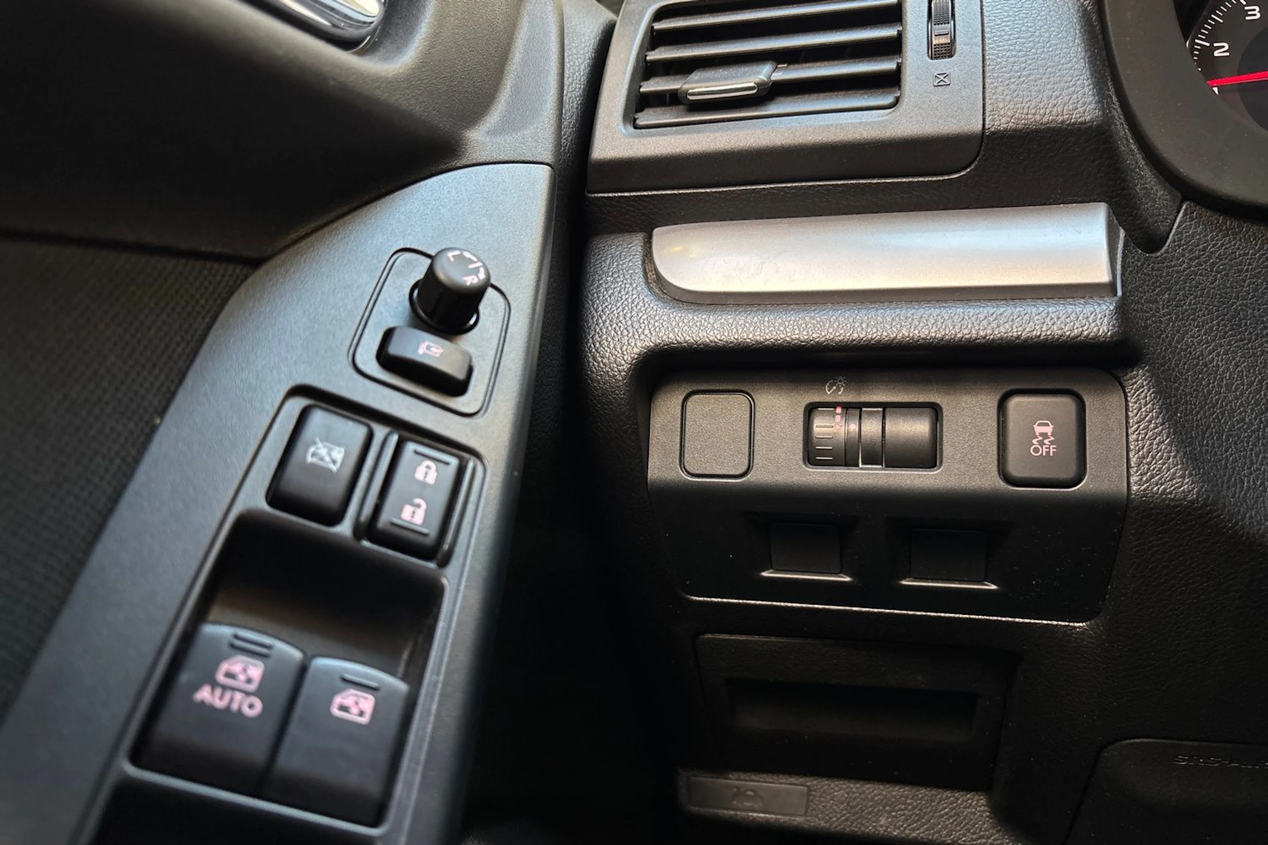 sininen Subaru Forester 2013 kuva 14.