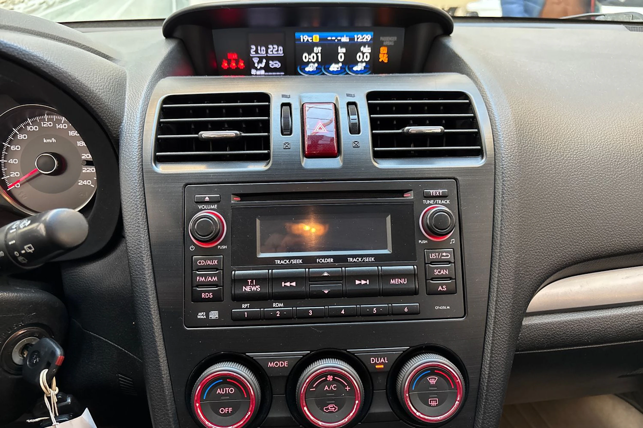 sininen Subaru Forester 2013 kuva 18.