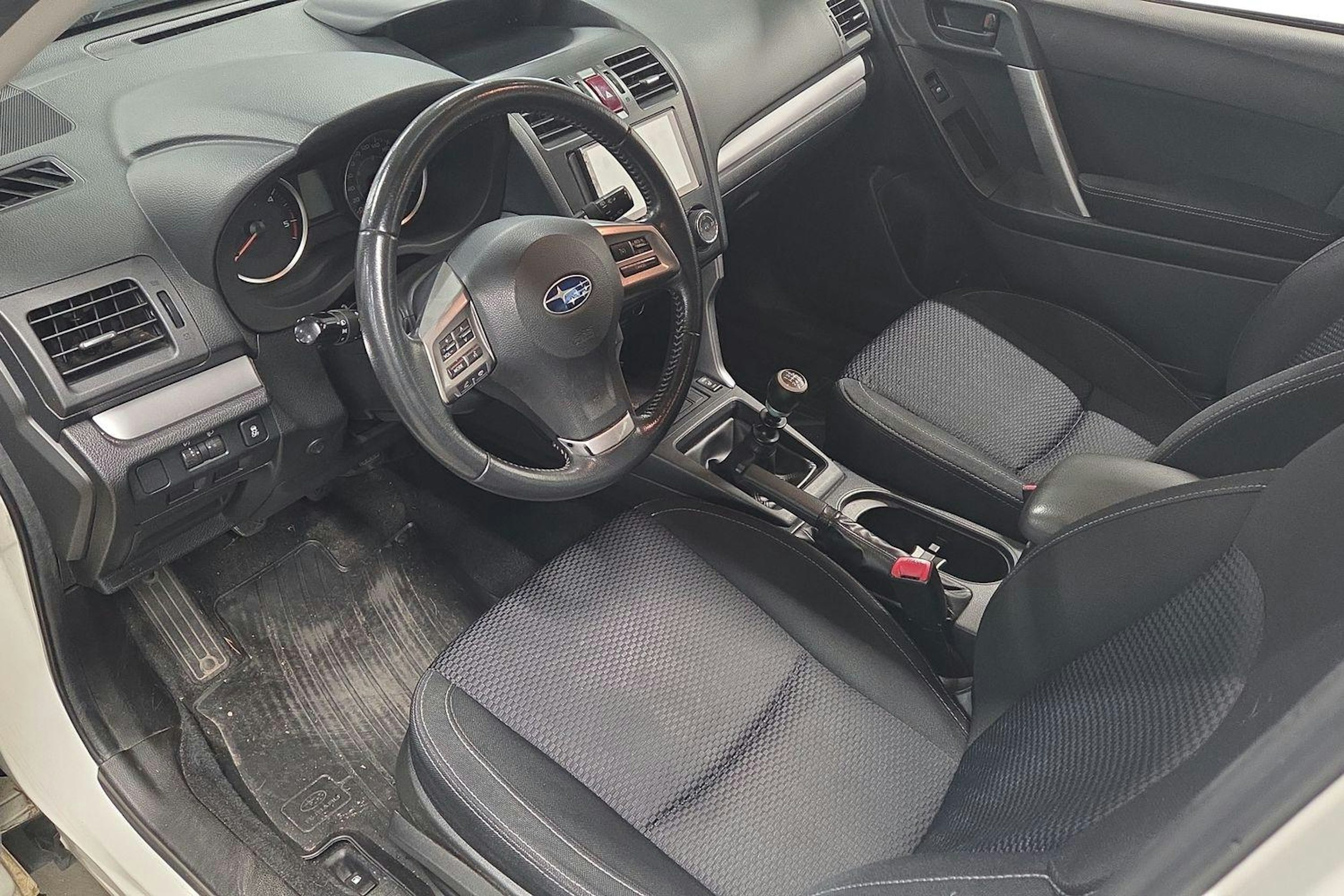 valkoinen Subaru Forester 2013 kuva 3.