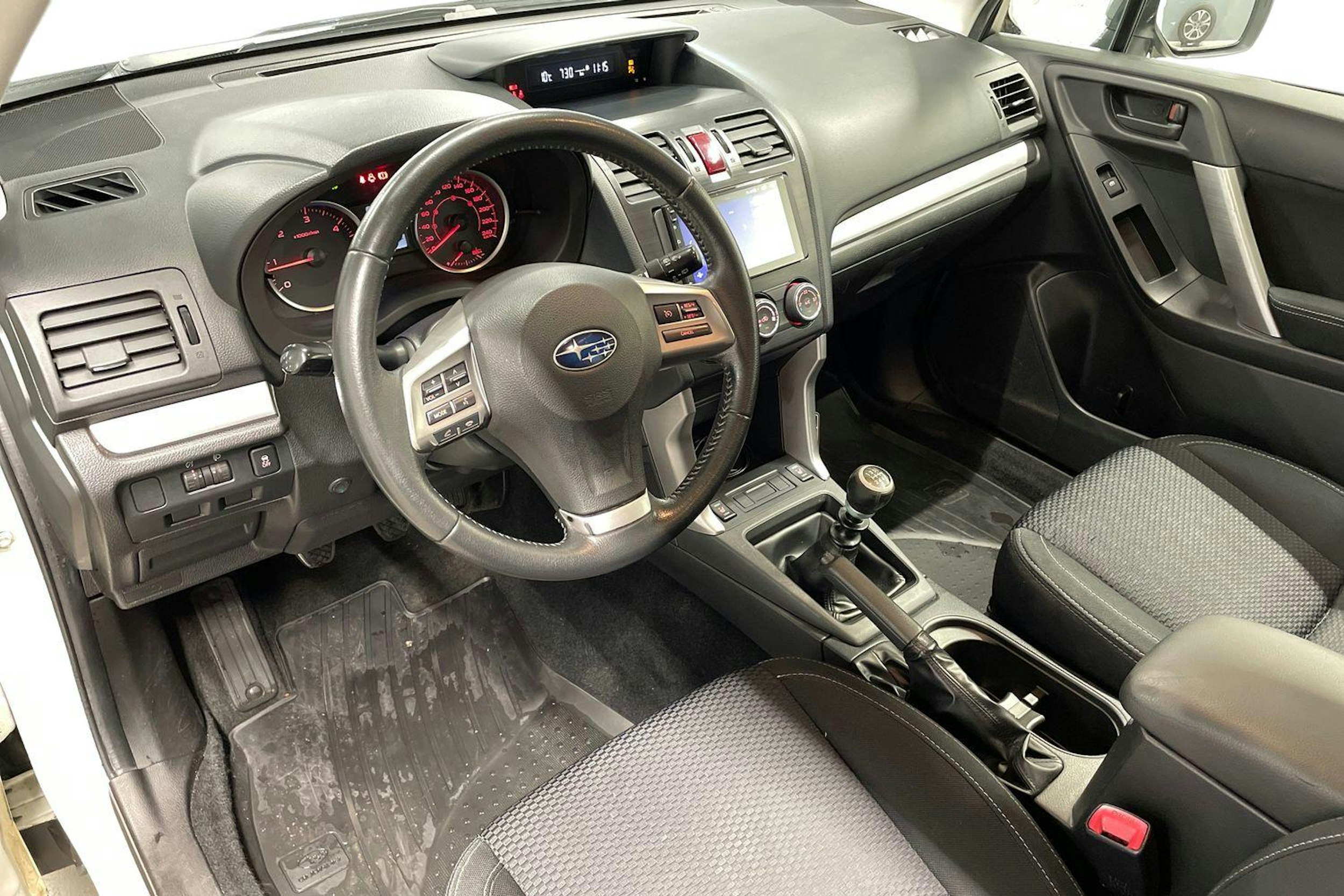 valkoinen Subaru Forester 2013 kuva 7.