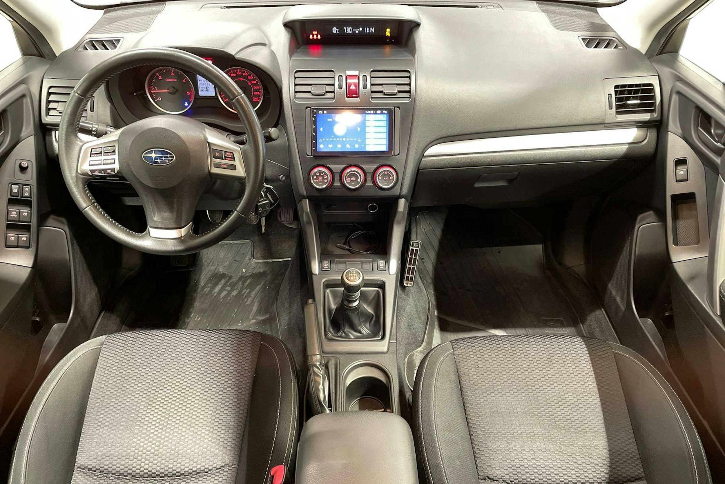 valkoinen Subaru Forester 2013 kuva 9.