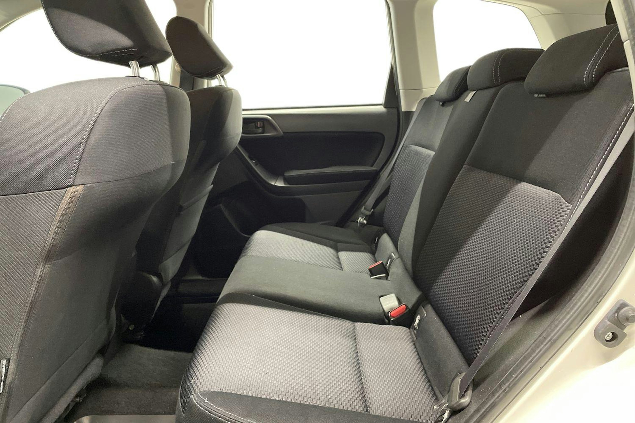 valkoinen Subaru Forester 2013 kuva 10.