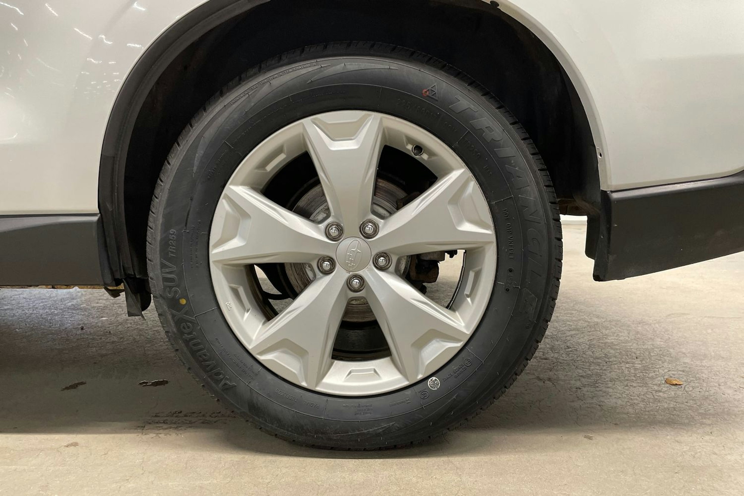 valkoinen Subaru Forester 2013 kuva 11.