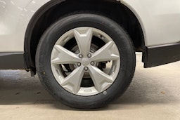 valkoinen Subaru Forester 2013 kuva 11.