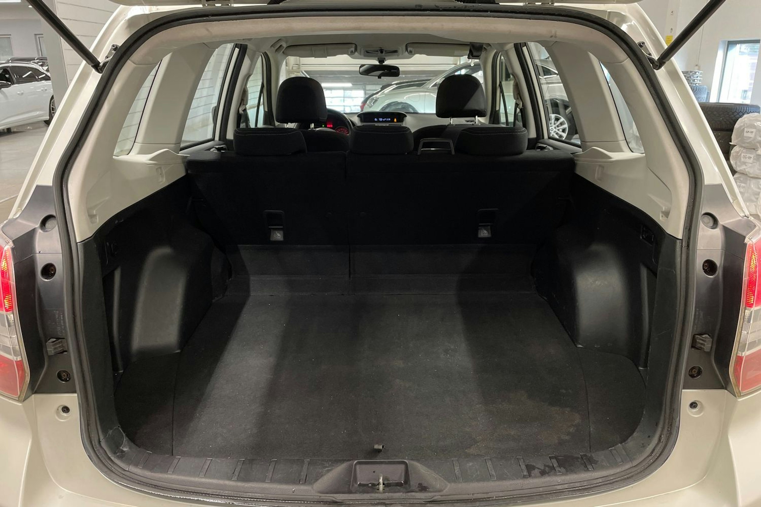 valkoinen Subaru Forester 2013 kuva 15.