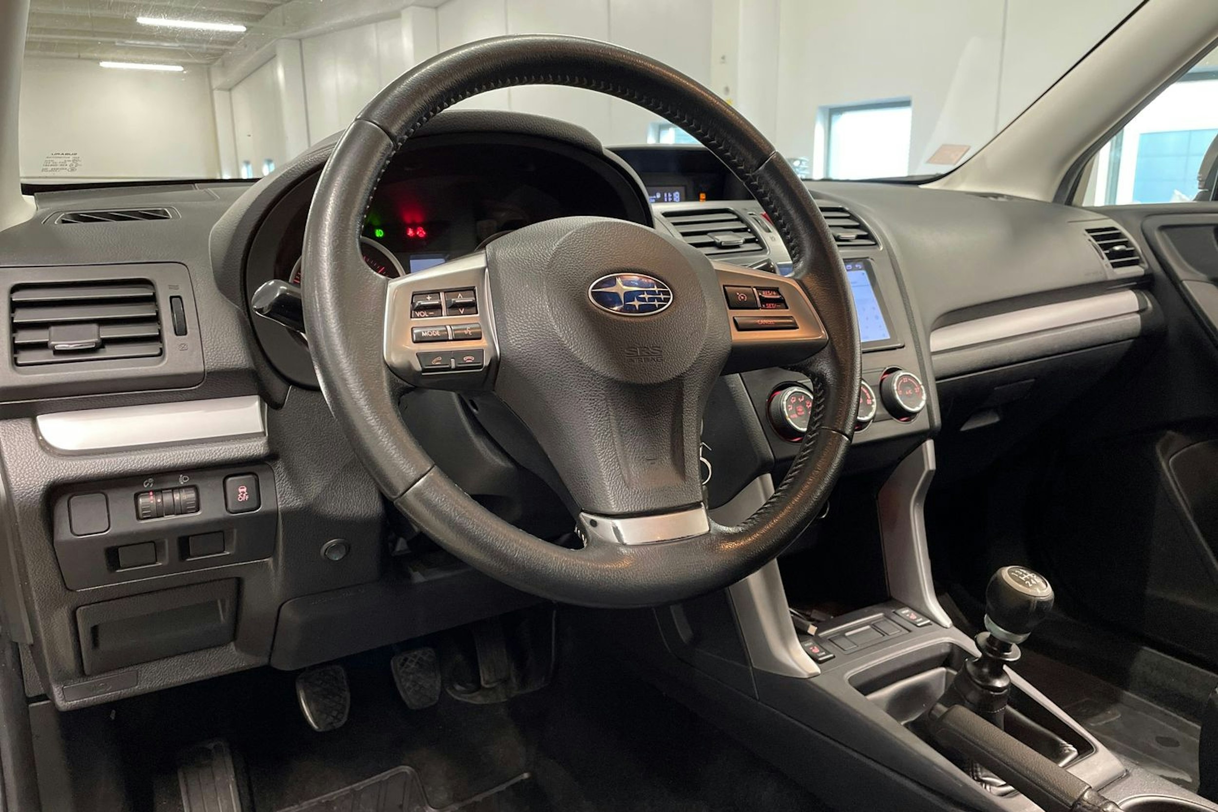 valkoinen Subaru Forester 2013 kuva 25.