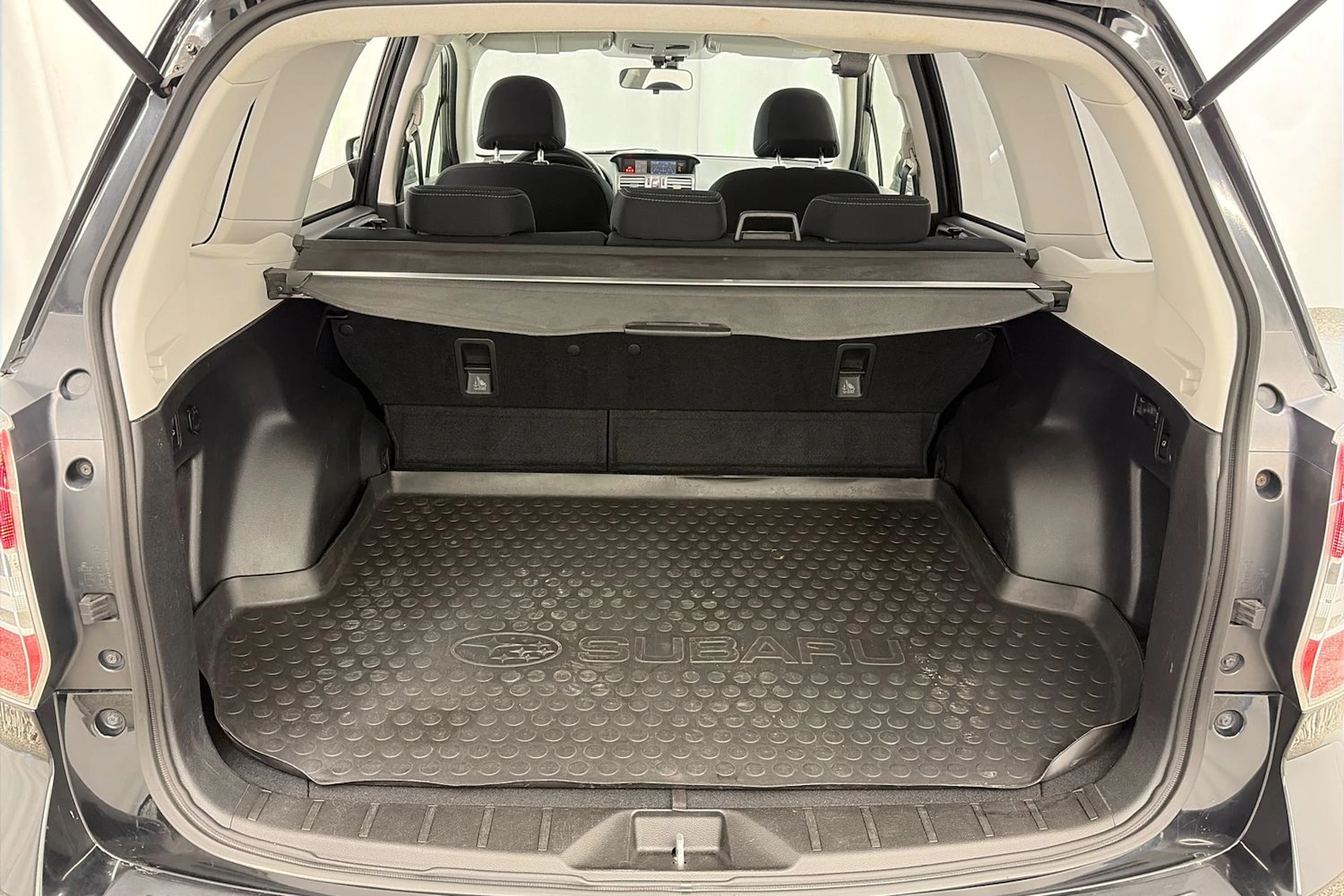 musta Subaru Forester 2013 kuva 11.