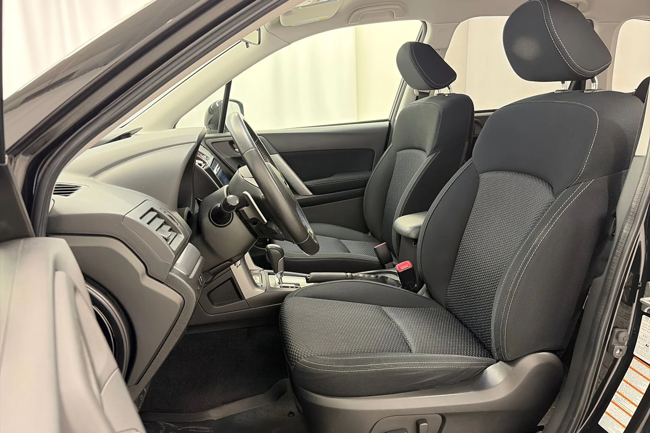 musta Subaru Forester 2013 kuva 12.