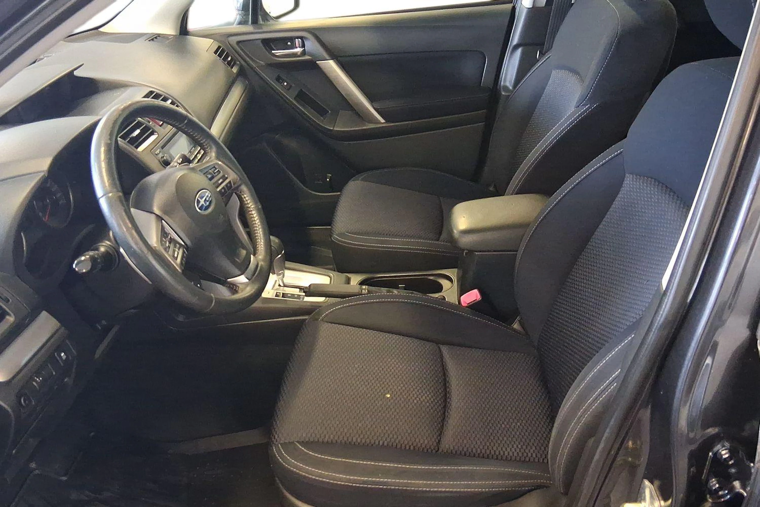 harmaa Subaru Forester 2014 kuva 7.