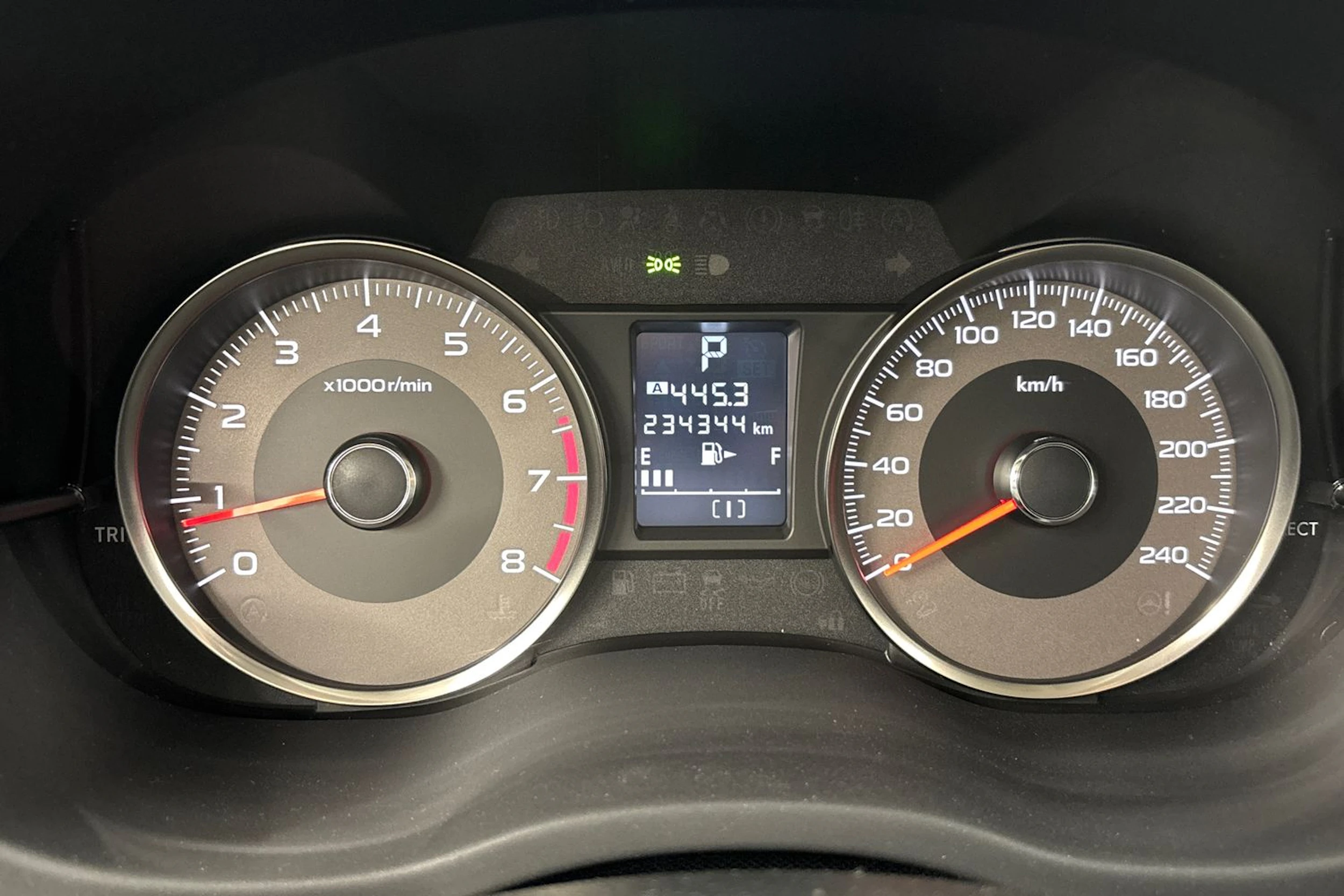 harmaa Subaru Forester 2014 kuva 13.