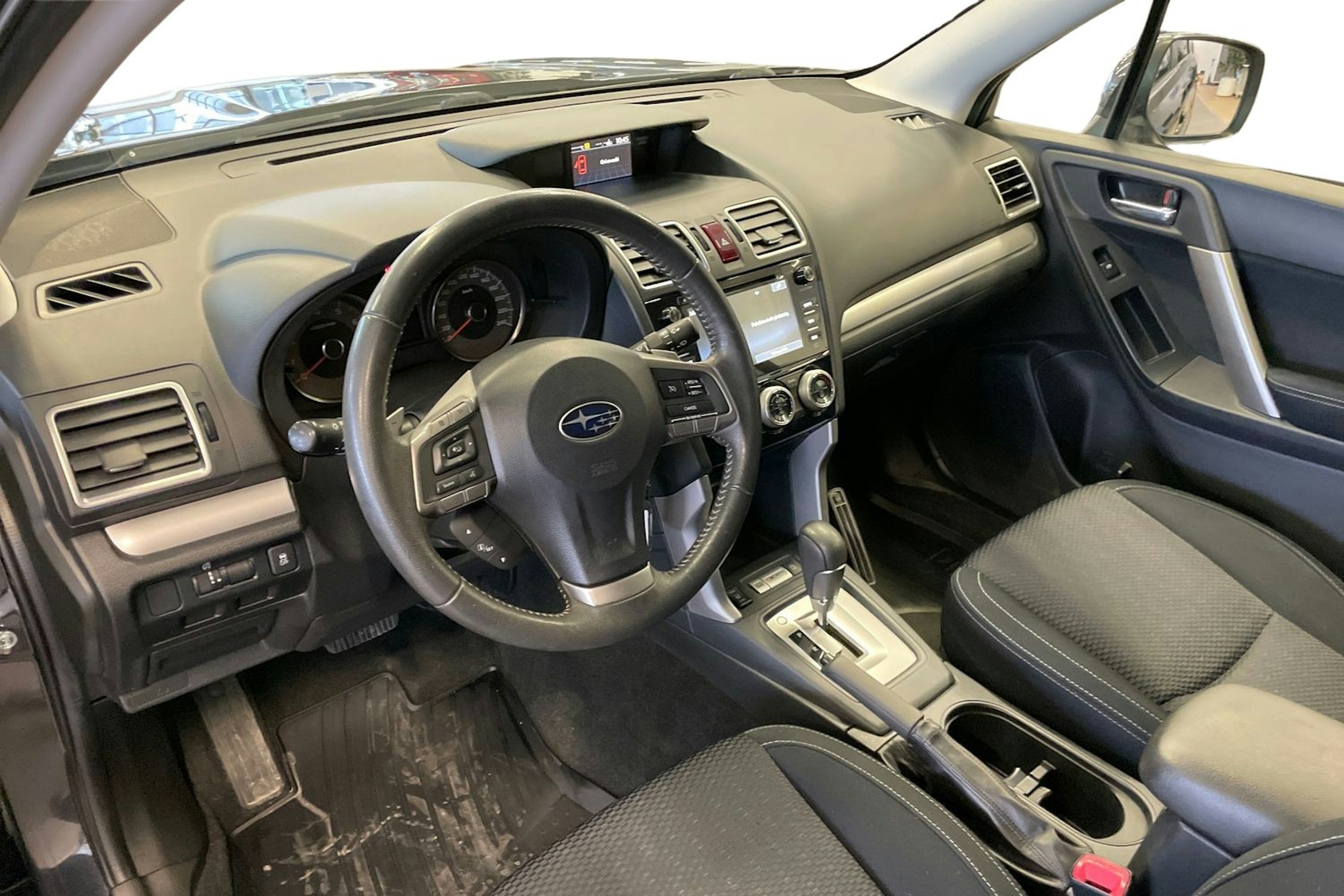 Harmaa Subaru Forester 2015 kuva 7.