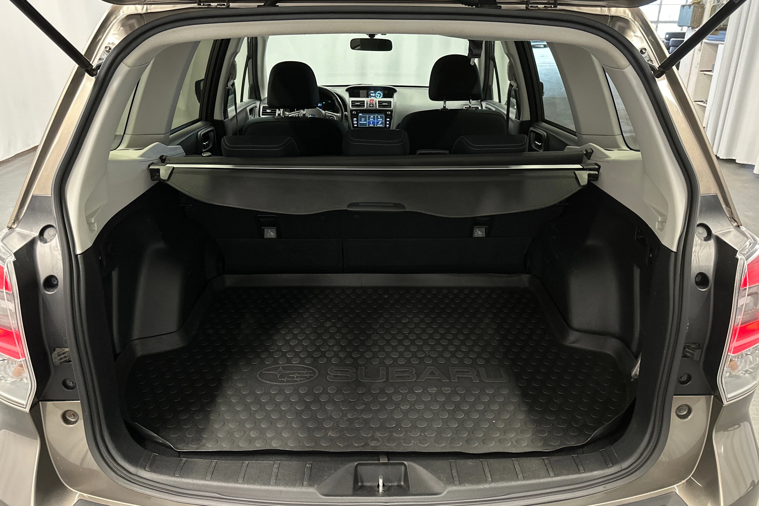 ruskea Subaru Forester 2016 kuva 8.