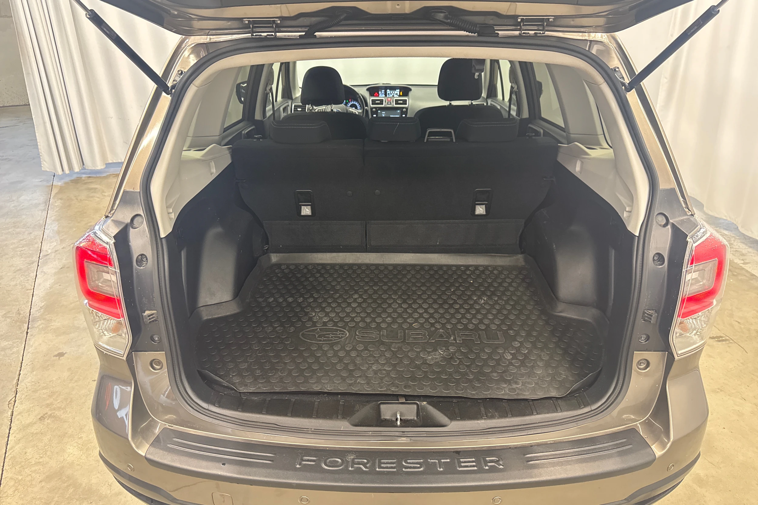 Ruskea (beige) Subaru Forester 2016 kuva 11.