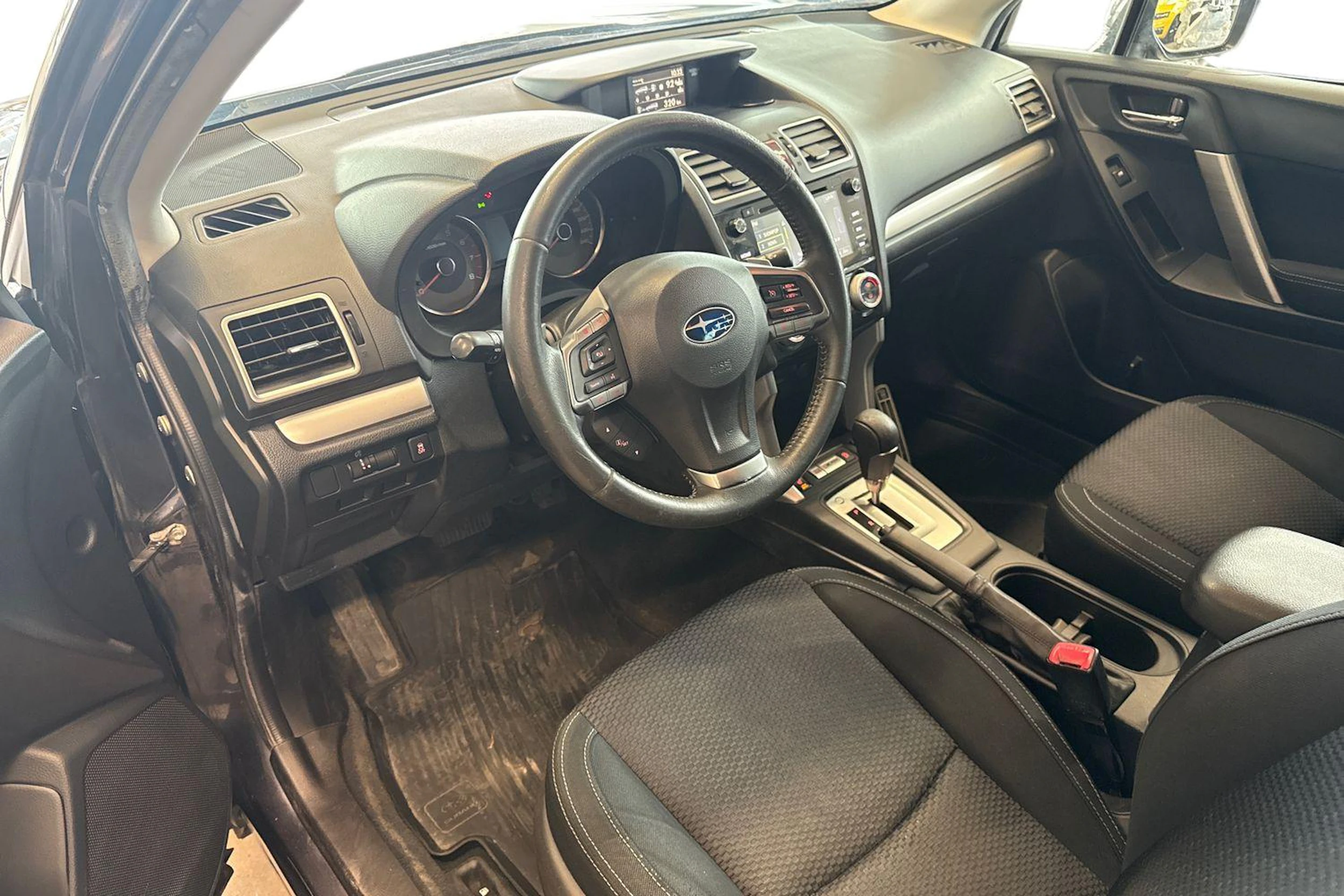 Harmaa Subaru Forester 2016 kuva 6.