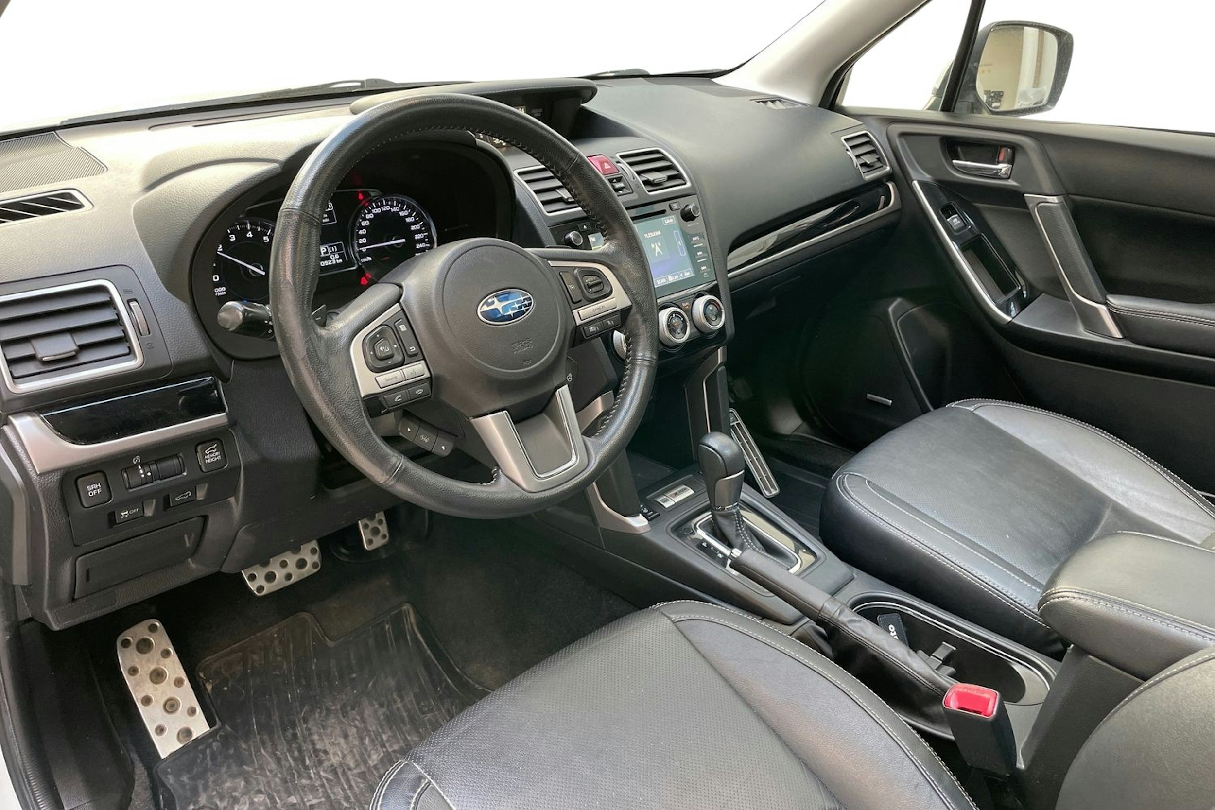 valkoinen Subaru Forester 2016 kuva 7.