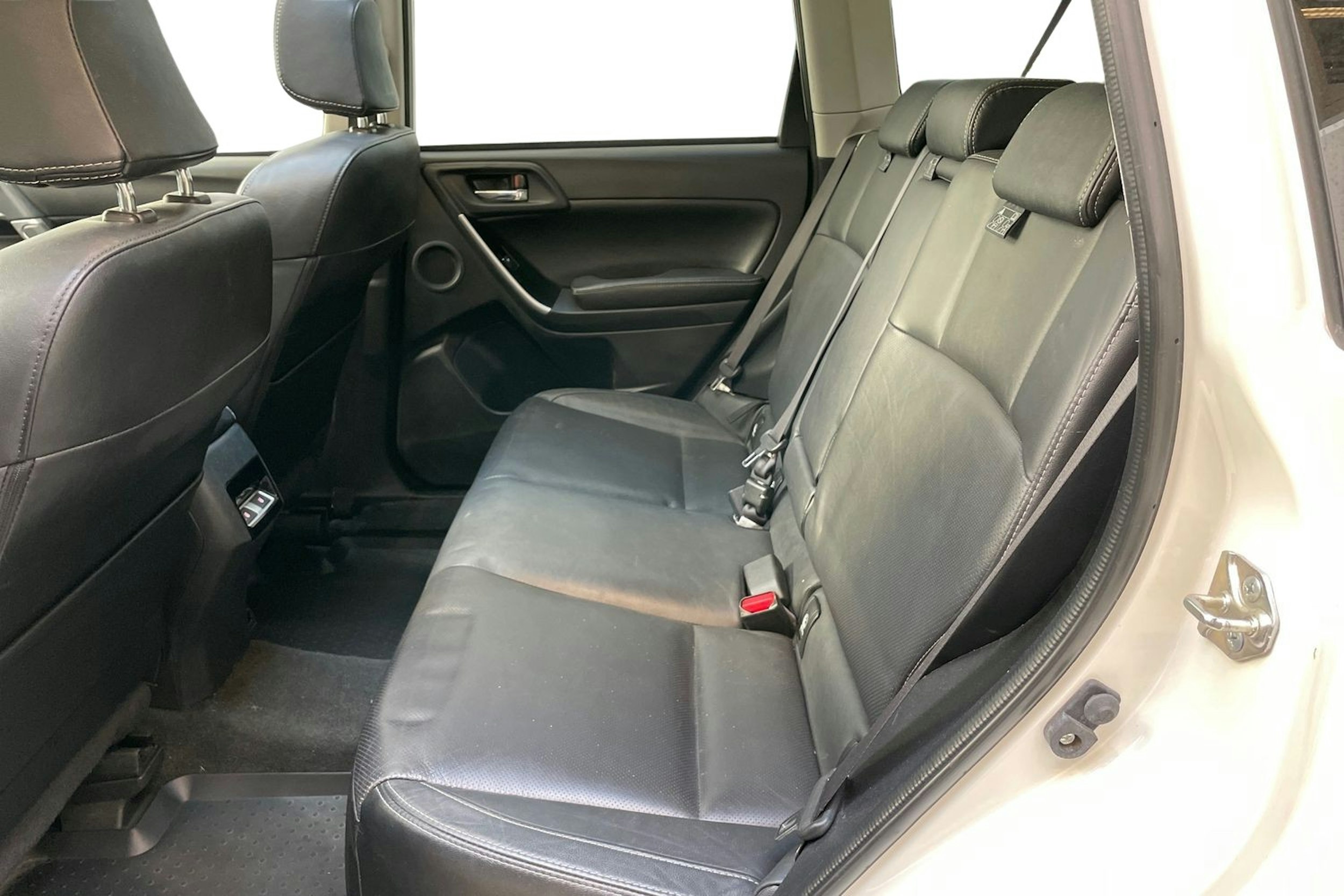valkoinen Subaru Forester 2016 kuva 10.