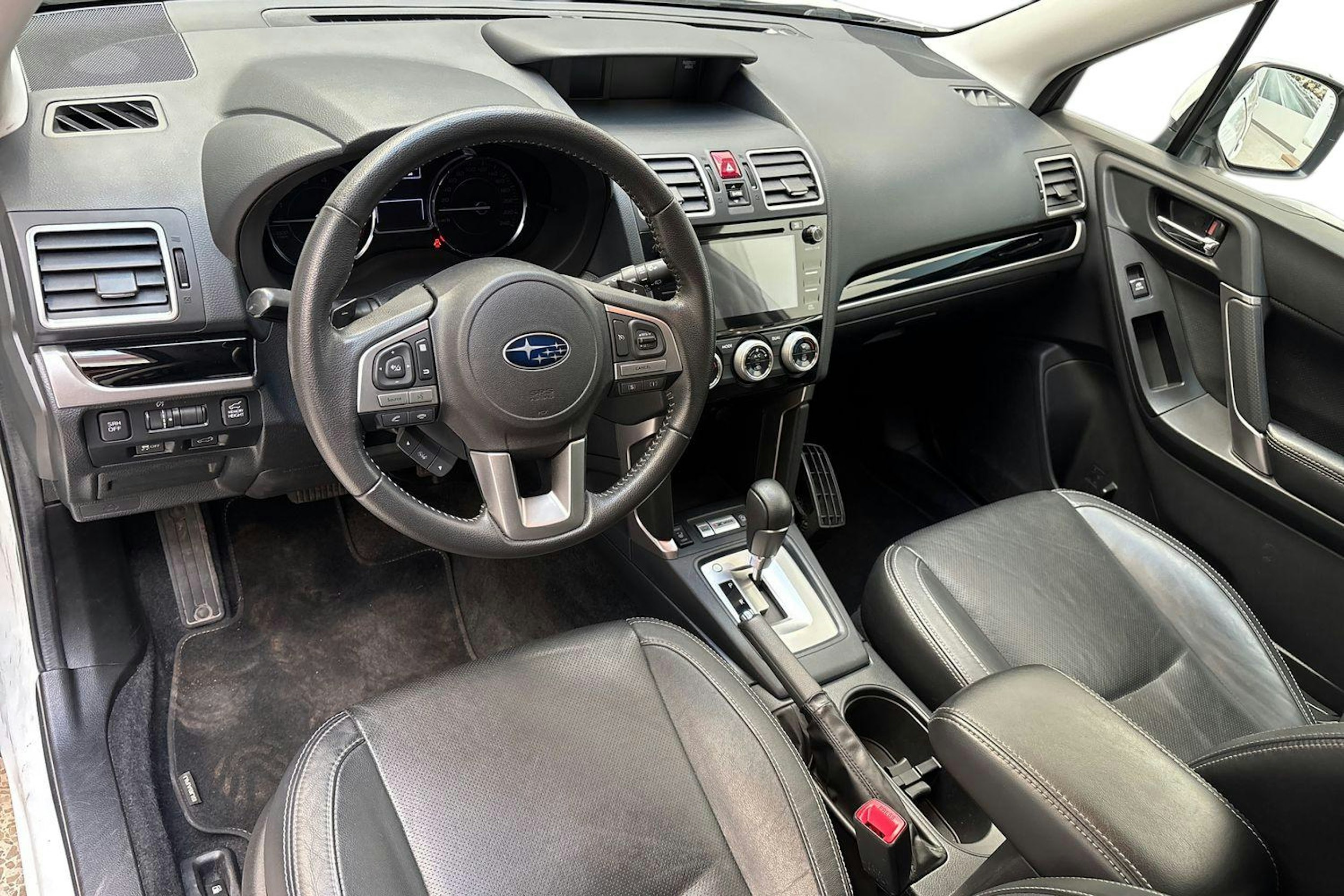 valkoinen Subaru Forester 2017 kuva 6.
