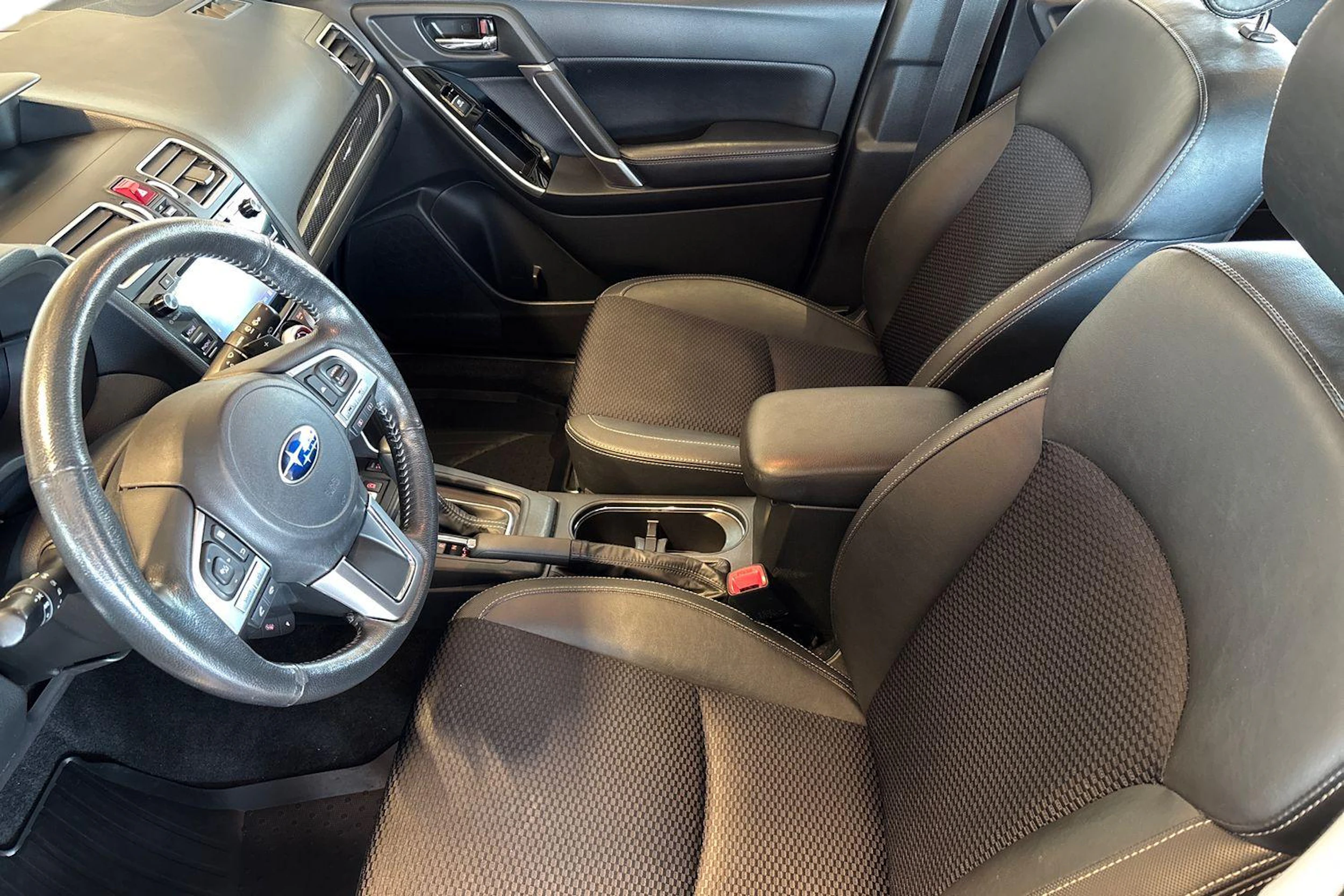 Valkoinen Subaru Forester 2019 kuva 6.