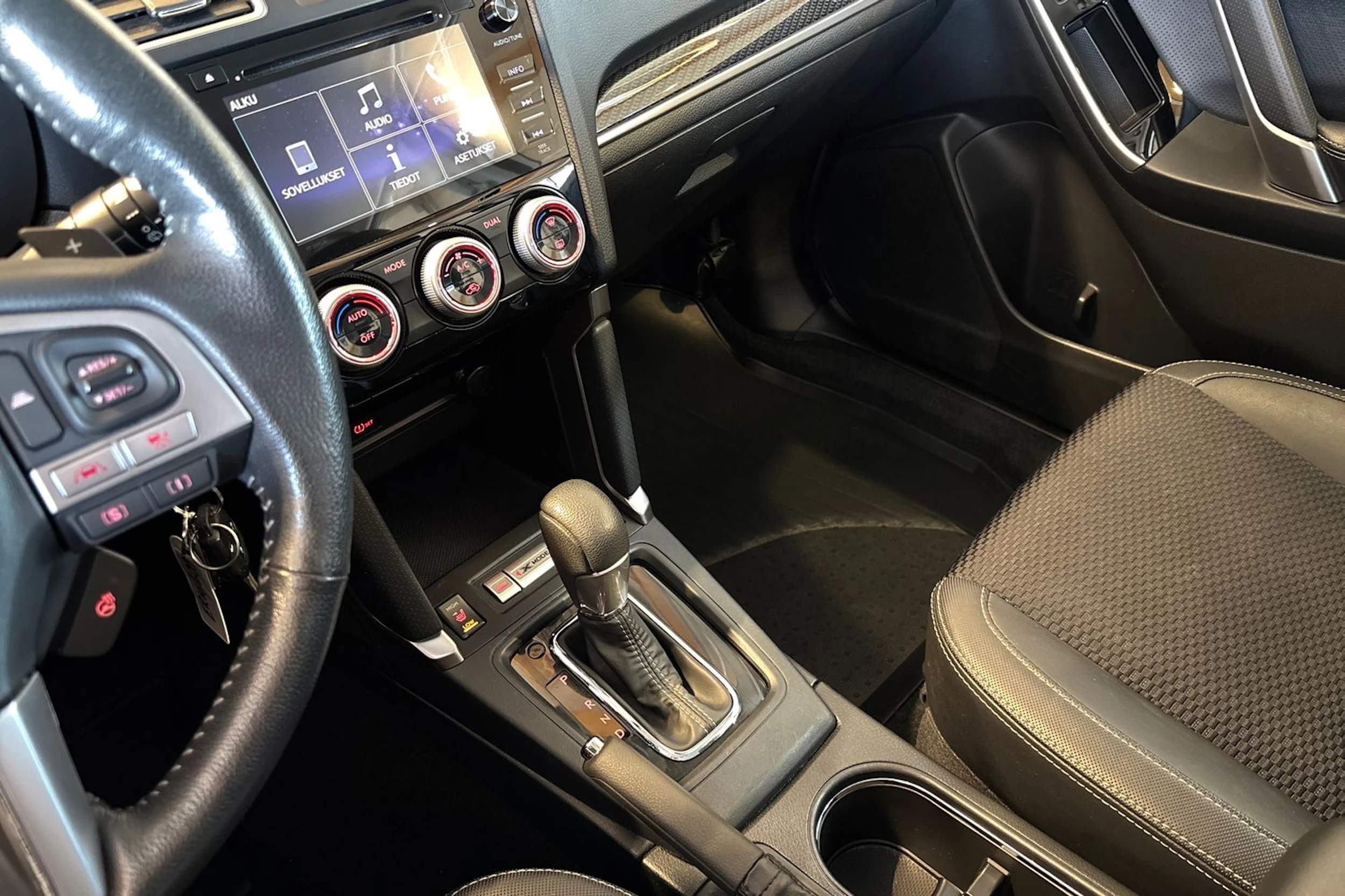 Valkoinen Subaru Forester 2019 kuva 16.