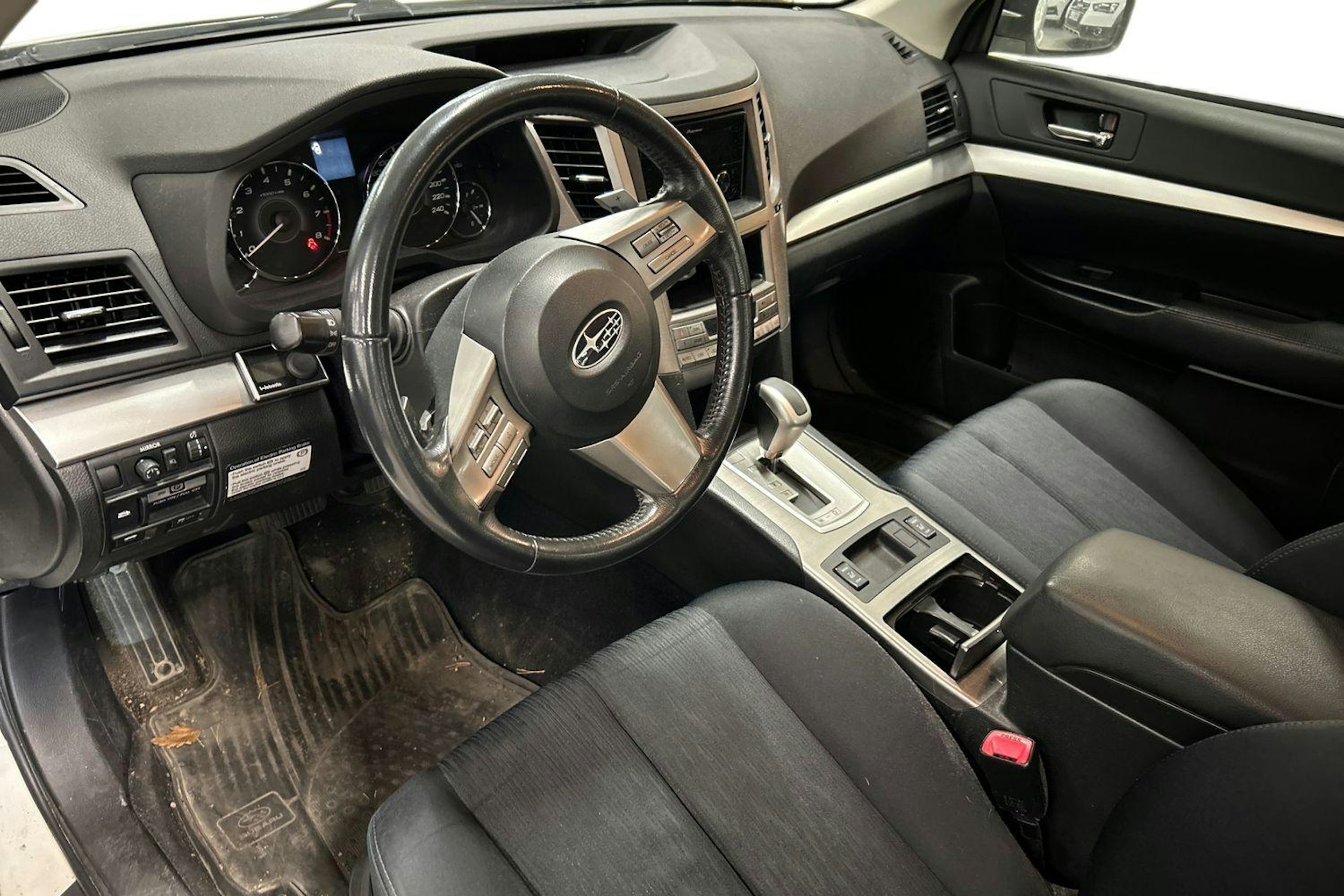 valkoinen Subaru Legacy 2010 kuva 3.