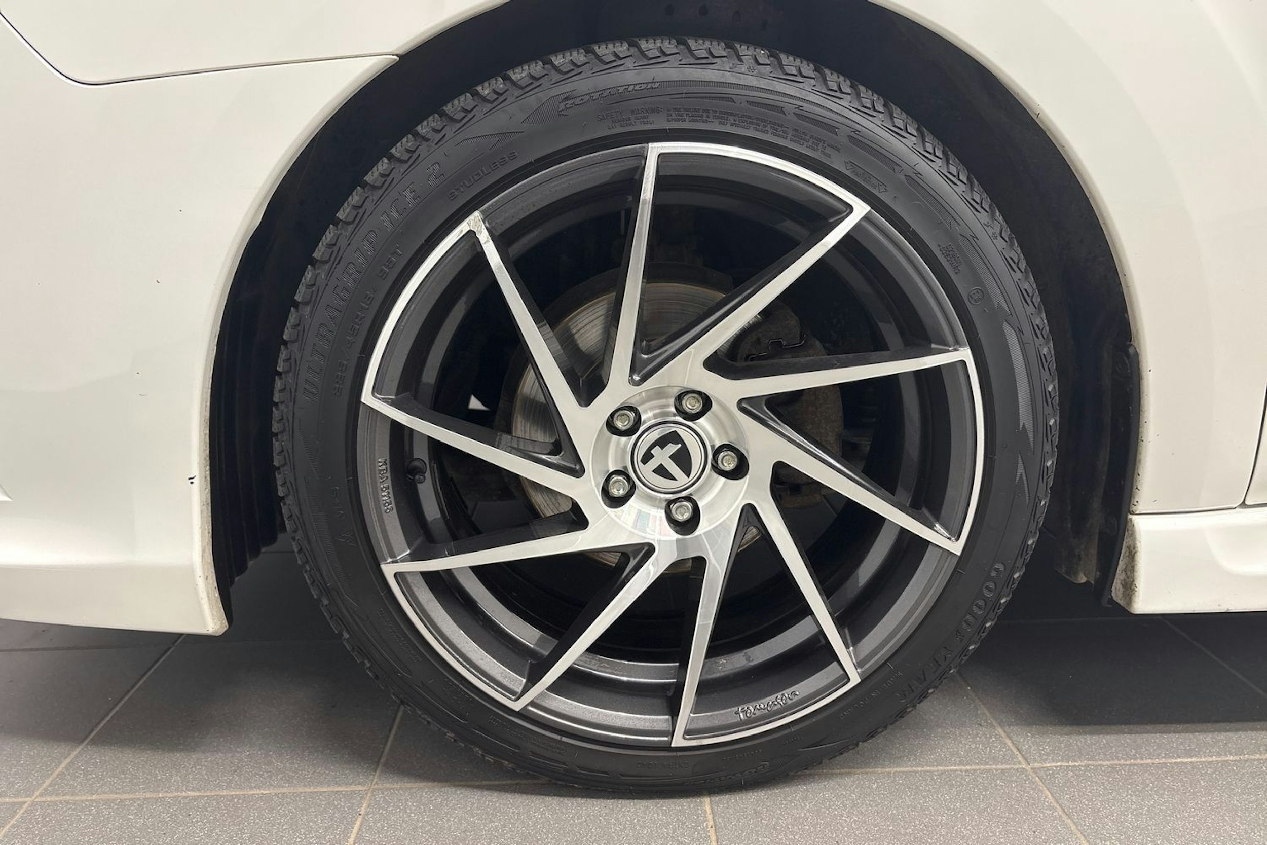 valkoinen Subaru Legacy 2010 kuva 9.