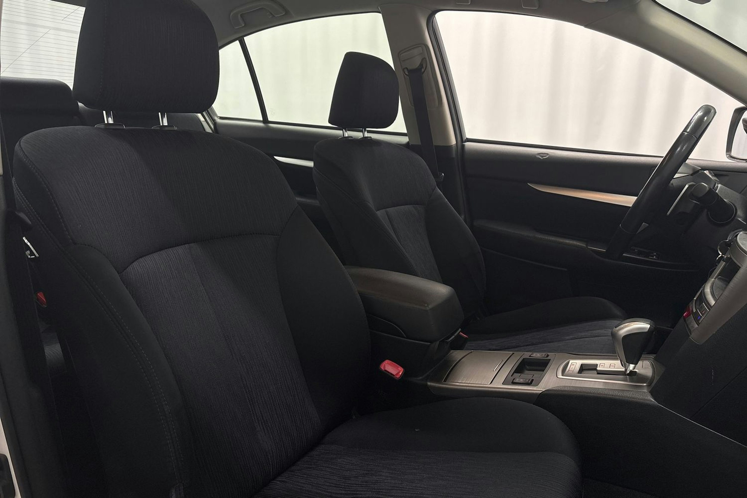 valkoinen Subaru Legacy 2010 kuva 11.