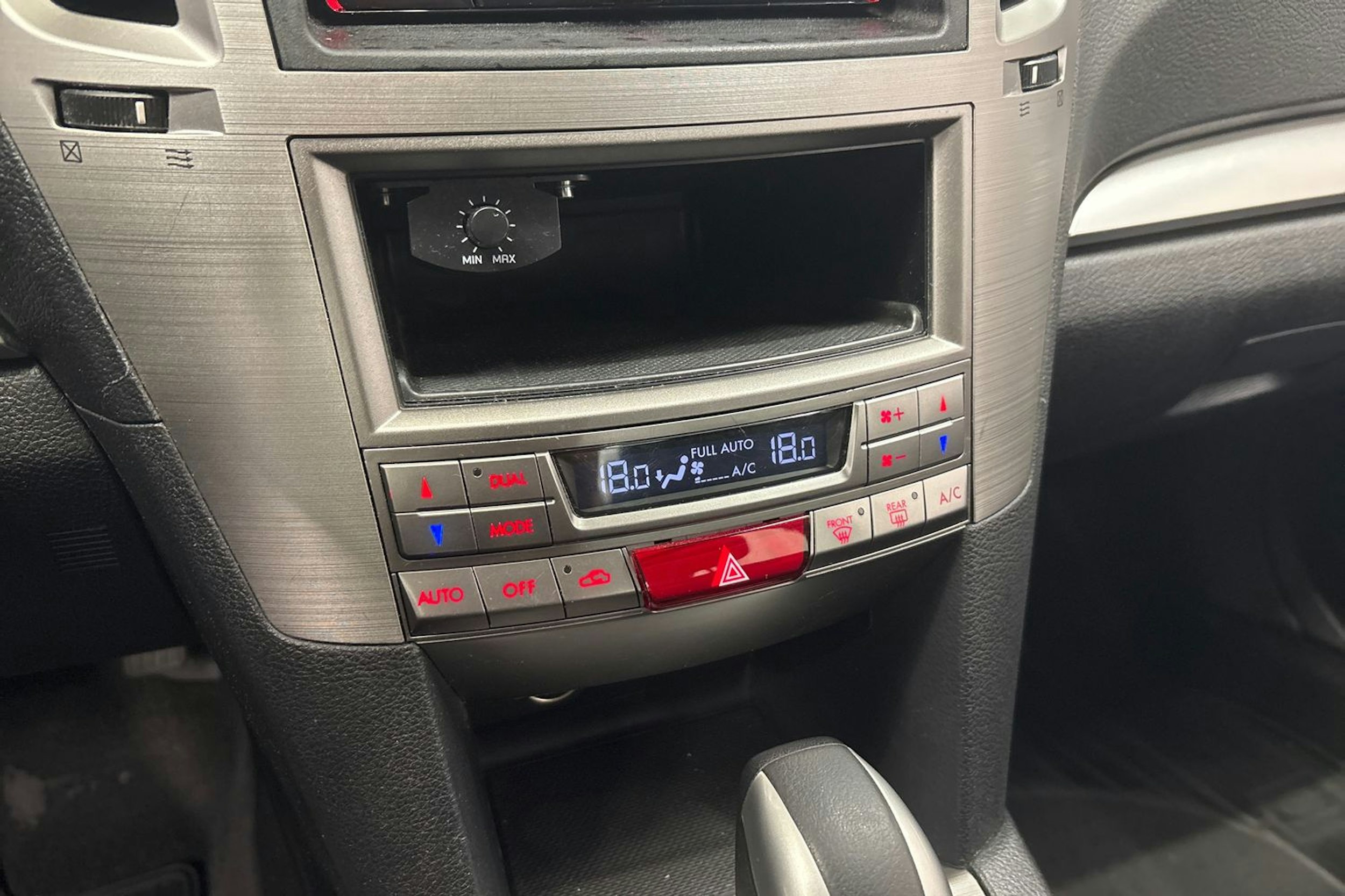 valkoinen Subaru Legacy 2010 kuva 18.
