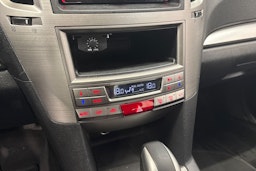 valkoinen Subaru Legacy 2010 kuva 18.
