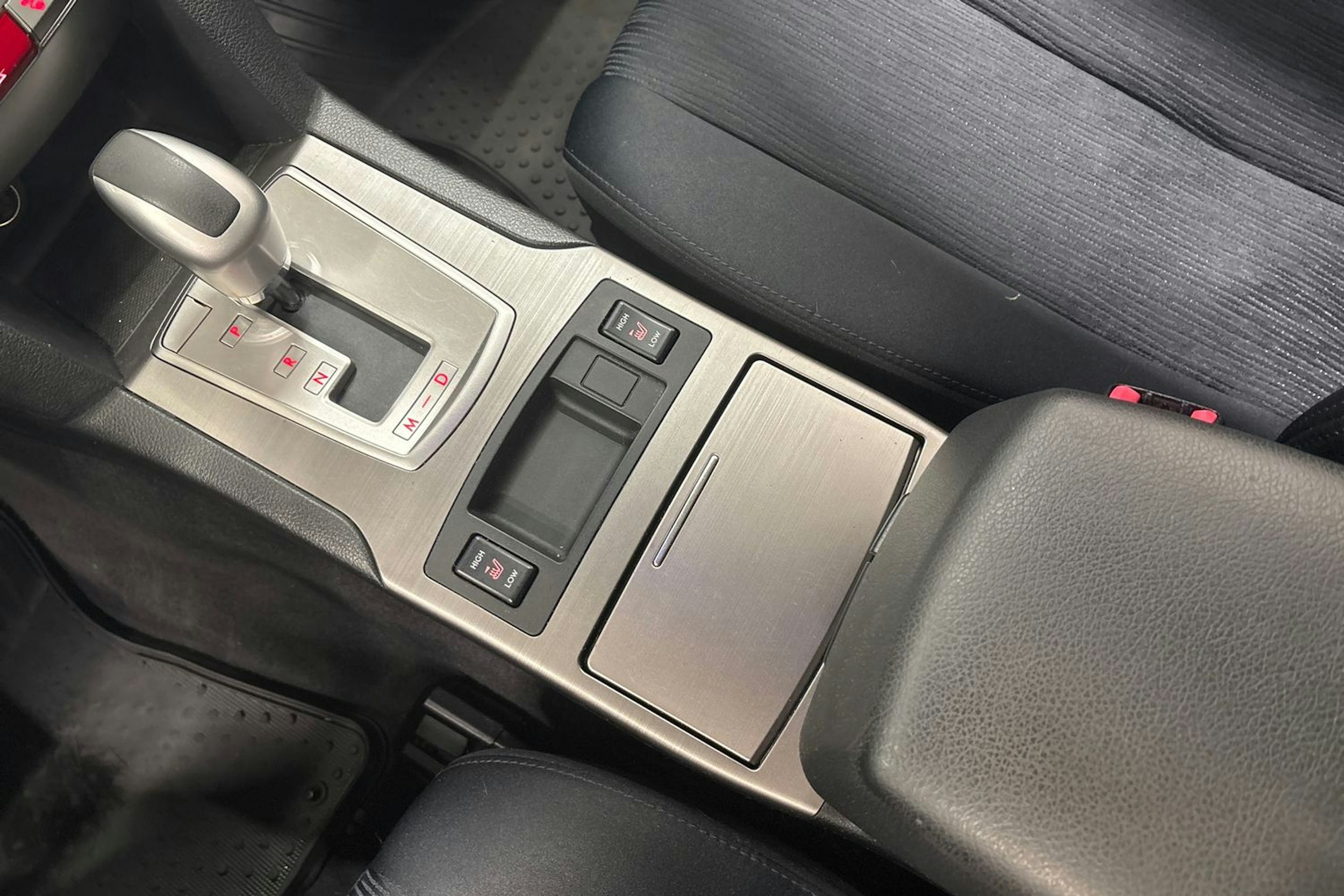 valkoinen Subaru Legacy 2010 kuva 19.