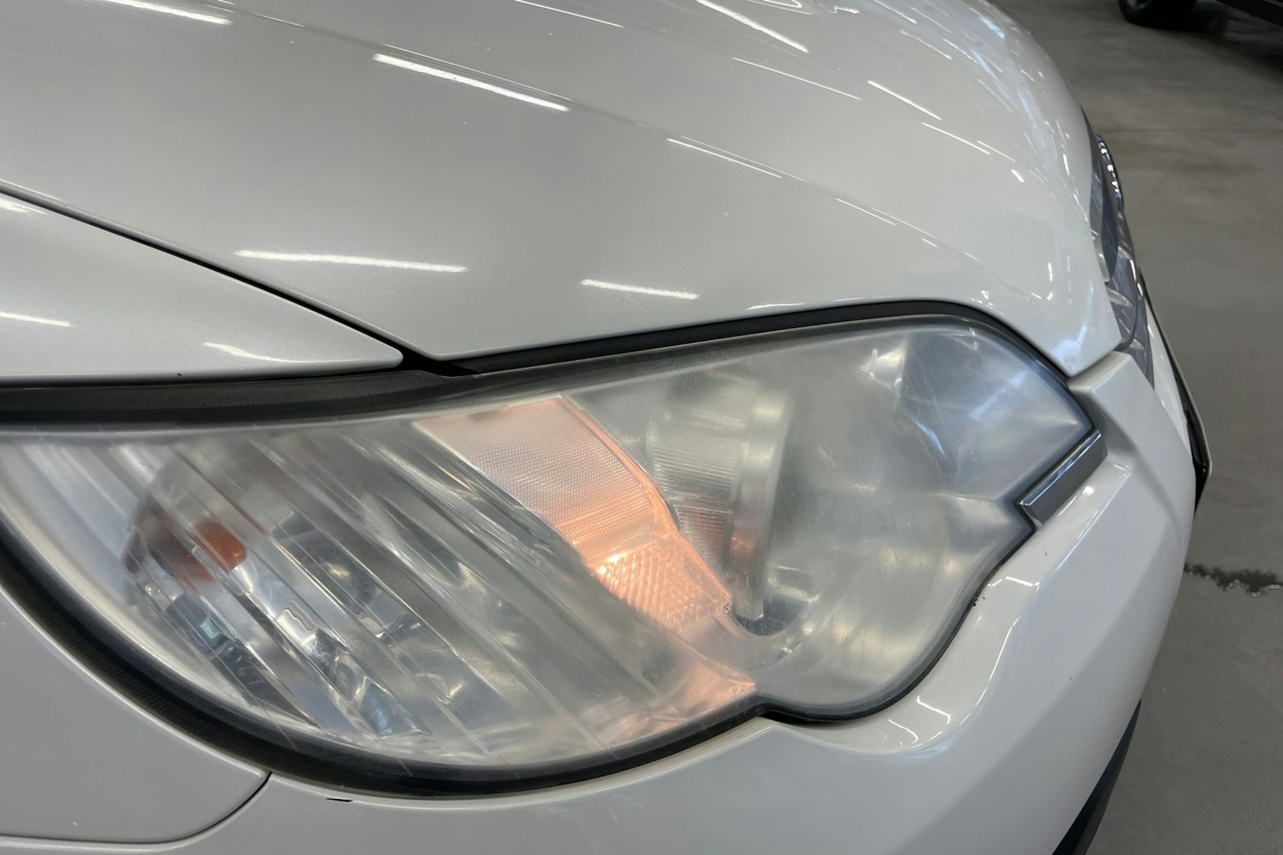 valkoinen Subaru Outback 2009 kuva 25.
