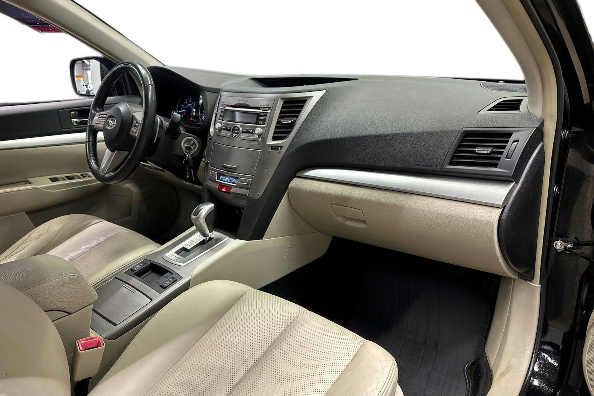 Musta Subaru Outback 2010 kuva 7.