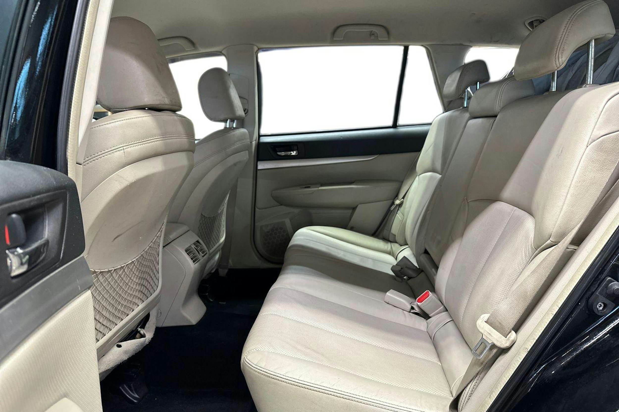 Musta Subaru Outback 2010 kuva 8.