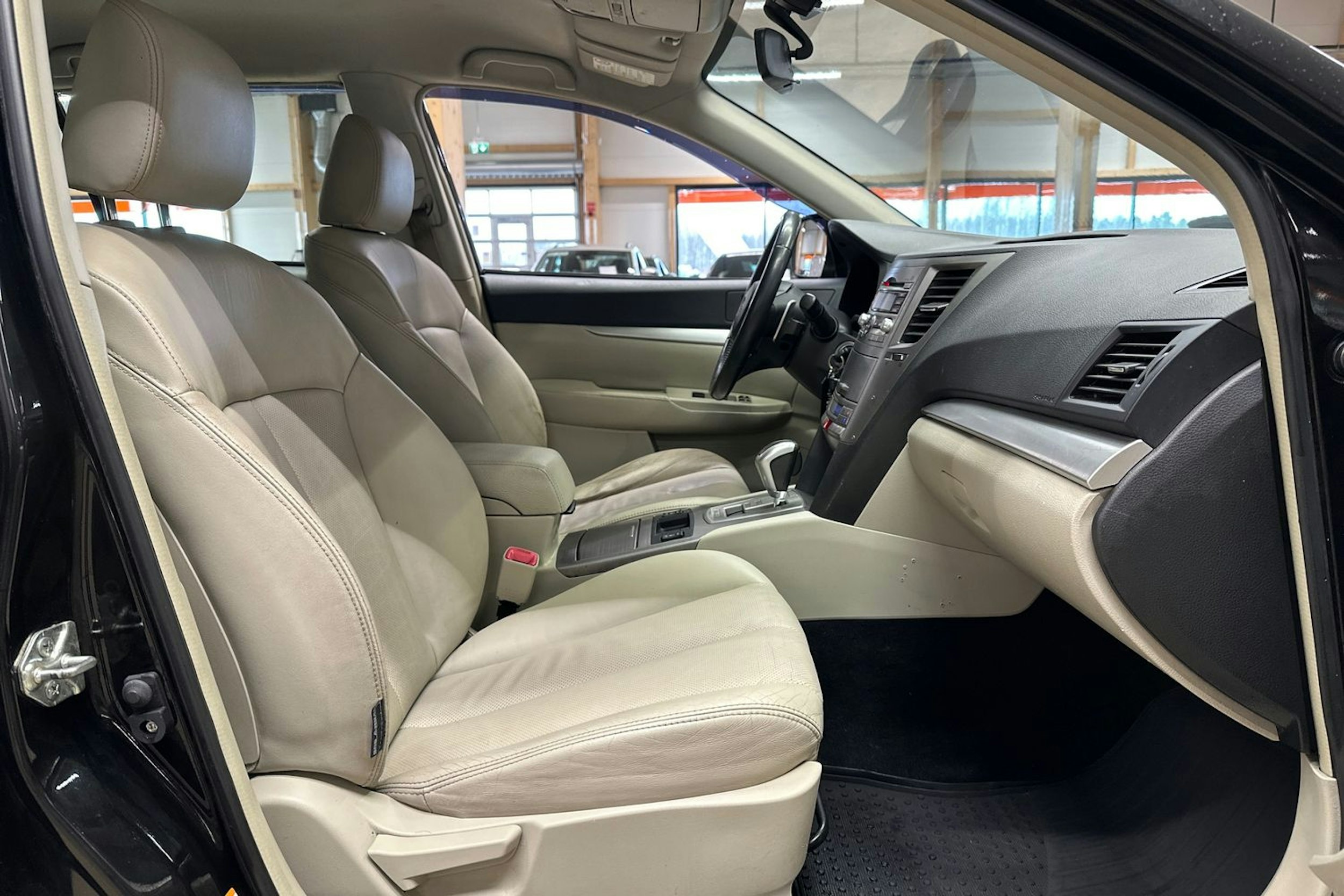 Musta Subaru Outback 2010 kuva 11.