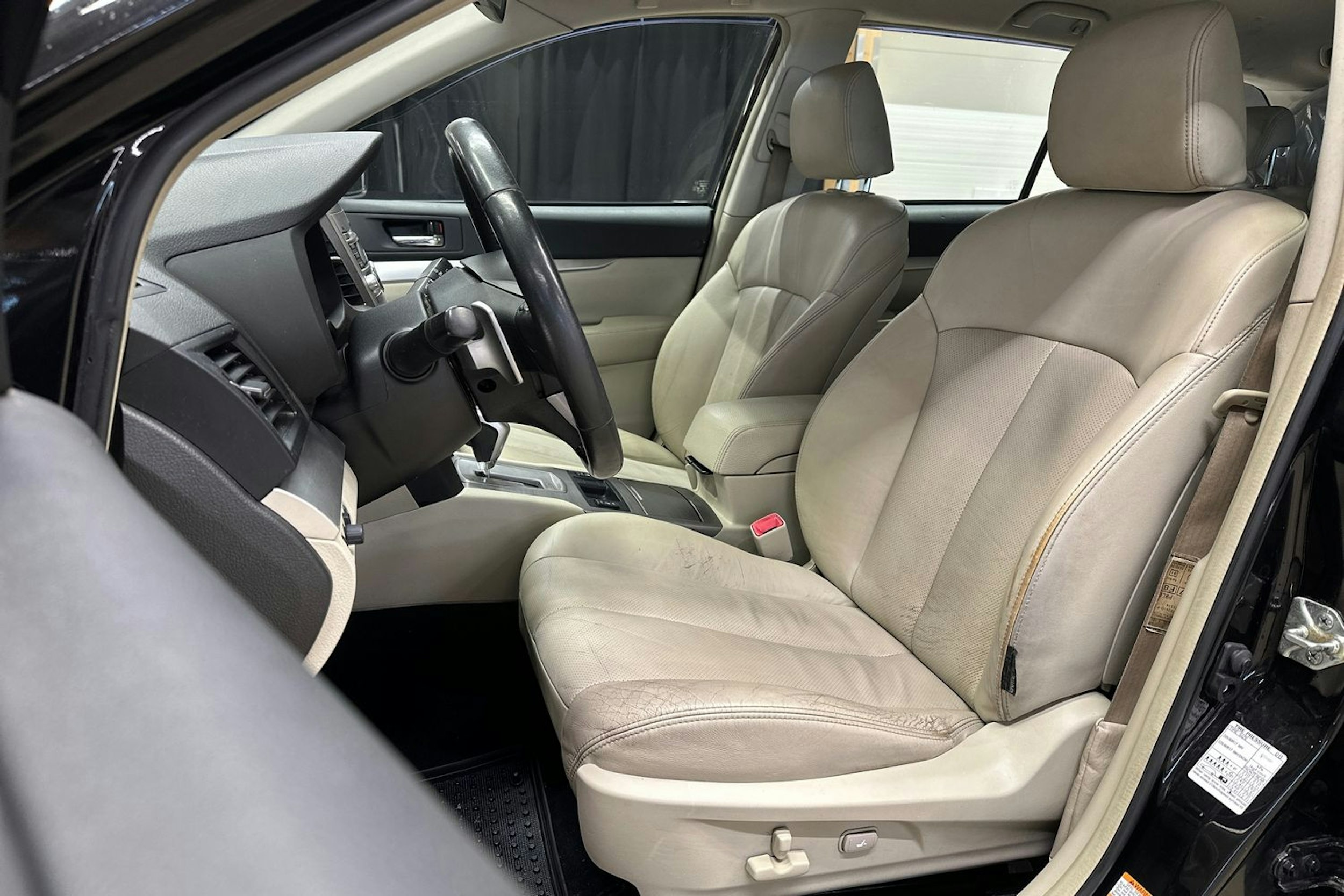 Musta Subaru Outback 2010 kuva 12.