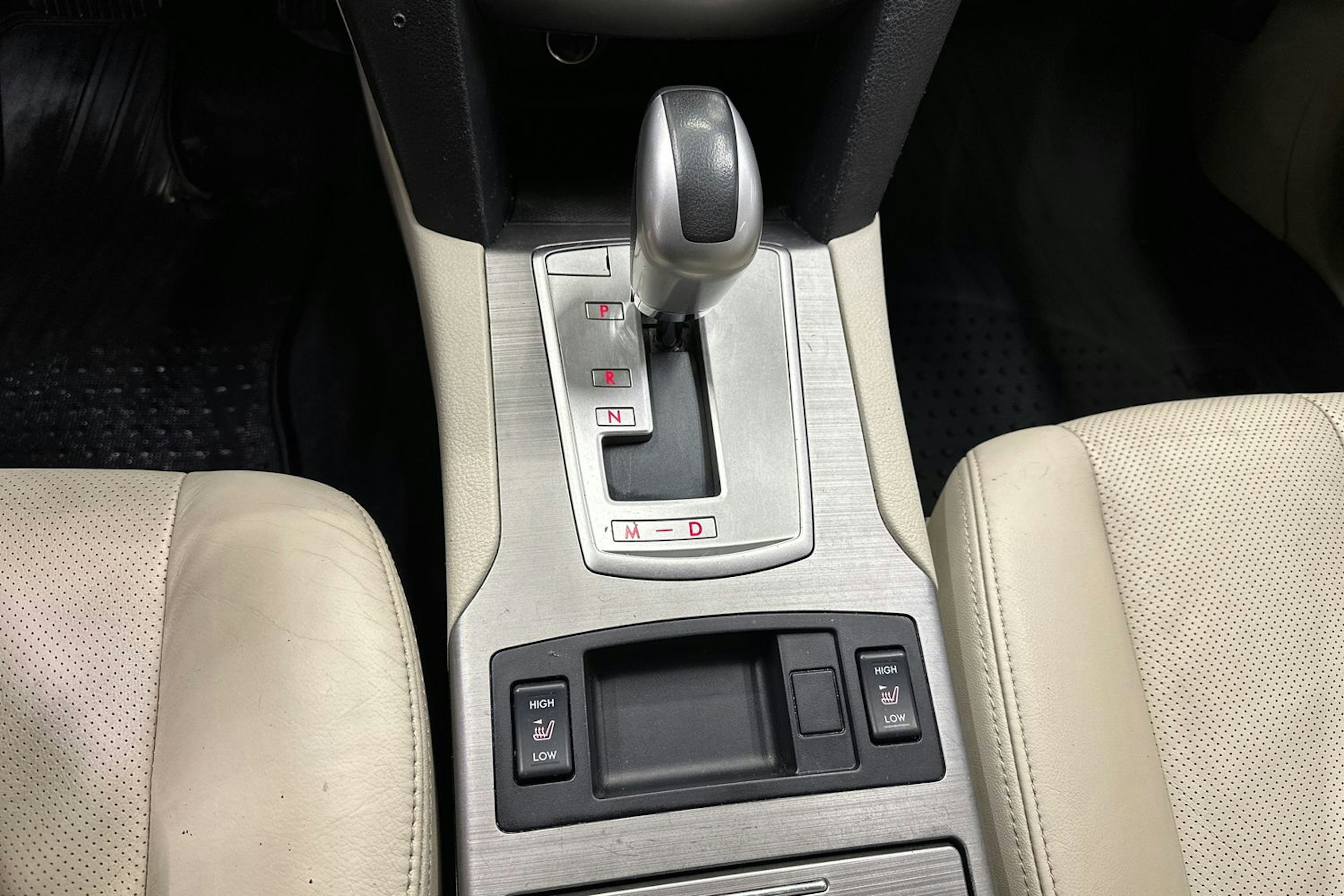 Musta Subaru Outback 2010 kuva 15.