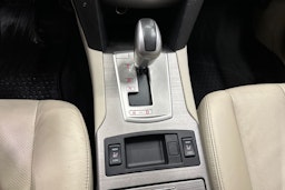 Musta Subaru Outback 2010 kuva 15.