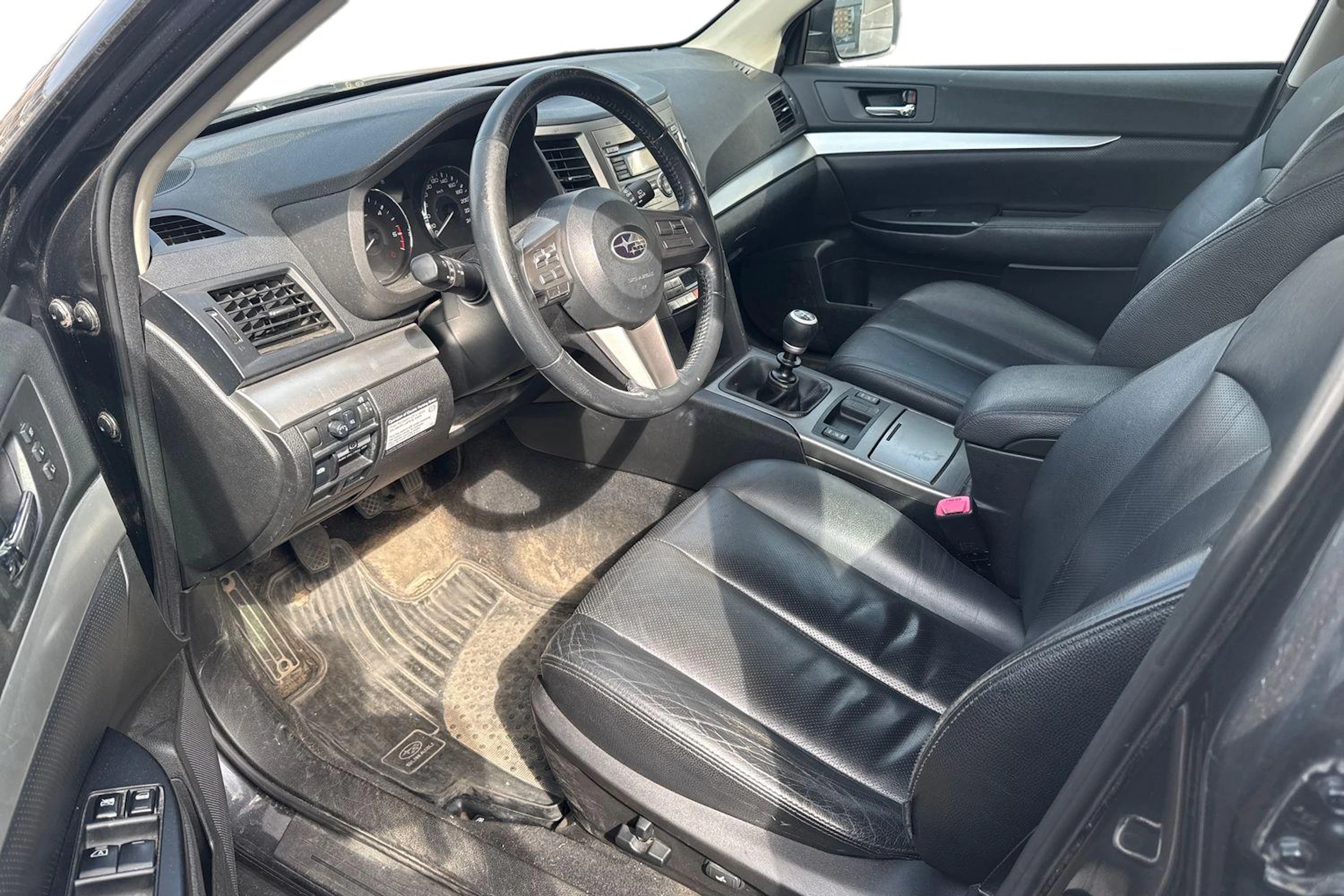 harmaa Subaru Outback 2010 kuva 3.