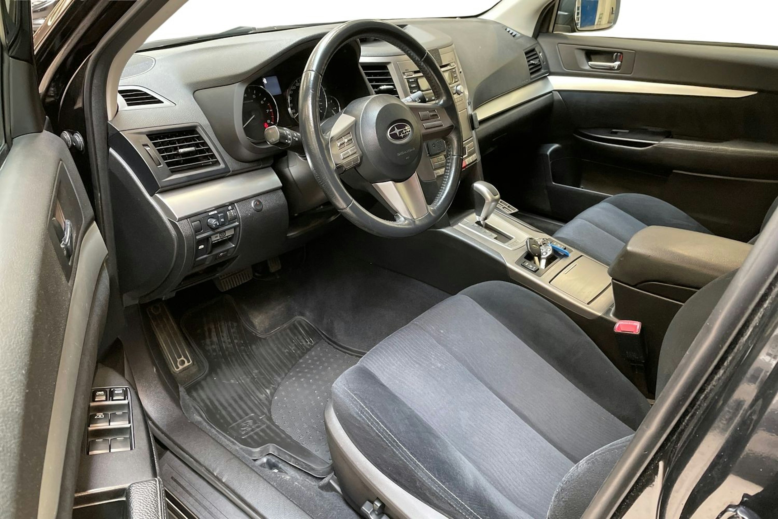 musta Subaru Outback 2011 kuva 7.