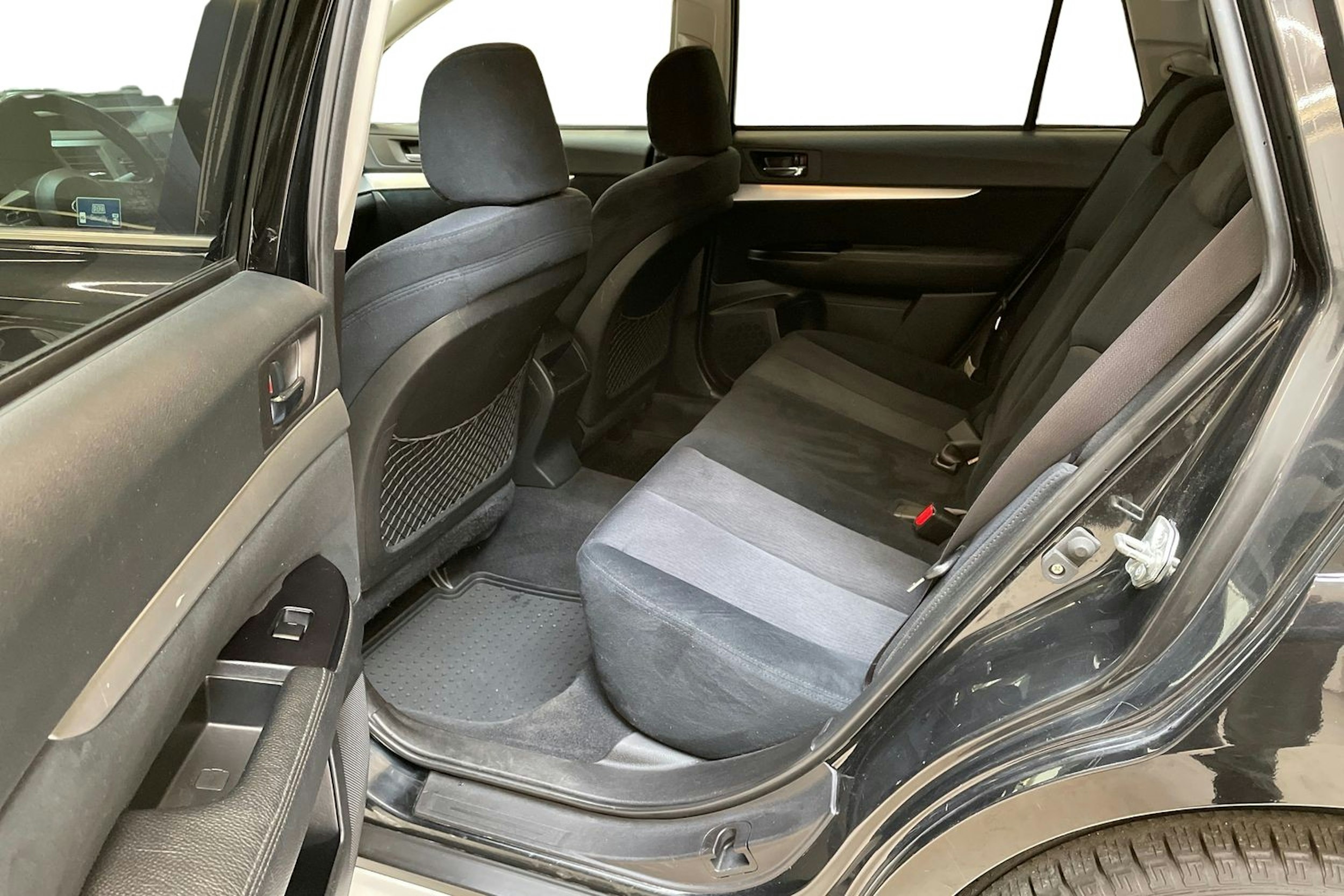 musta Subaru Outback 2011 kuva 10.