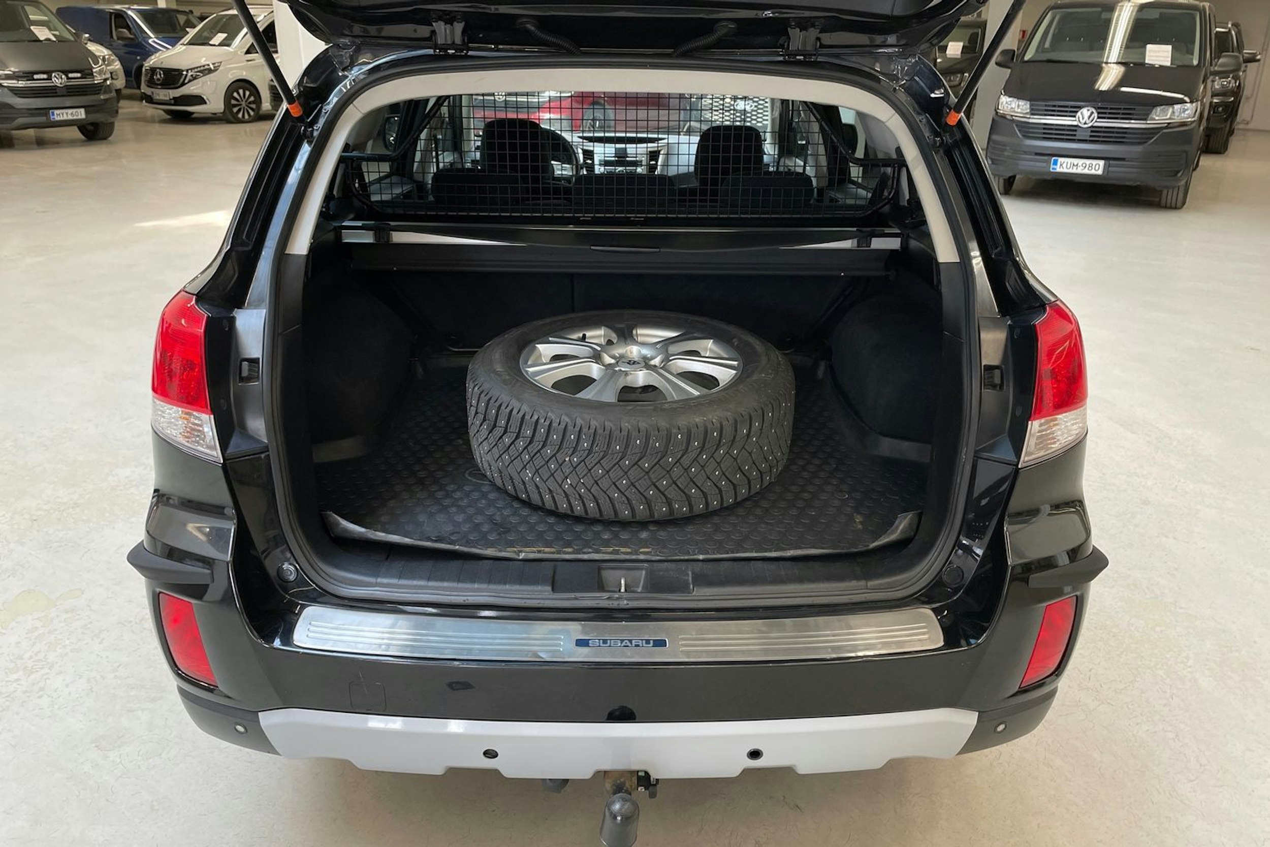 musta Subaru Outback 2011 kuva 14.